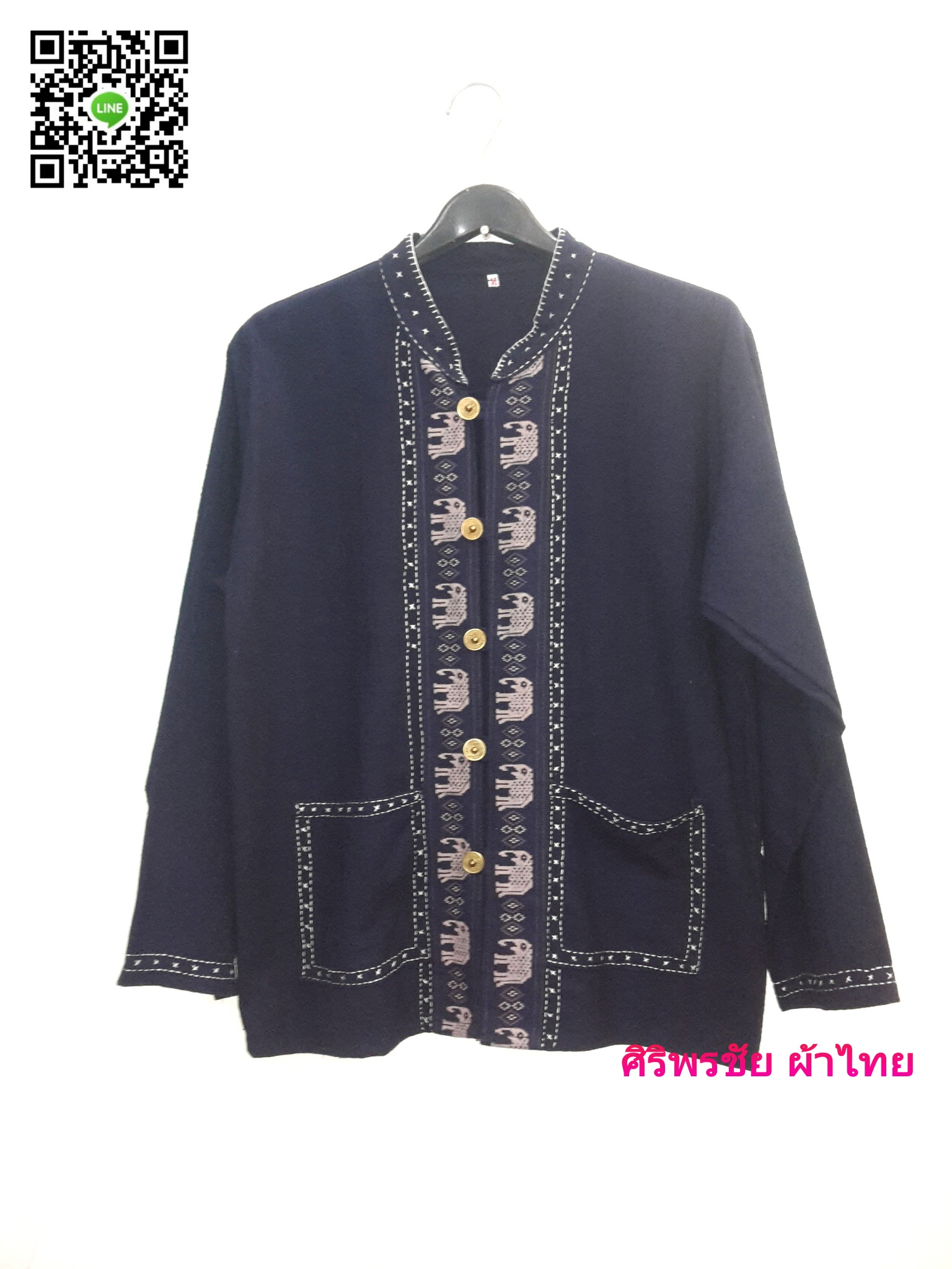 เสื้อผ้าไทยชายผ้าพื้นเมืองม้อฮ่อม เสื้อผ้าฝ้ายชายแต่งผ้าขลิบลายและปักผ้าด้นมือ เสื้อผ้าพื้นเมืองชายม้อฮ่อมแต่งผ้าแถบช้าง