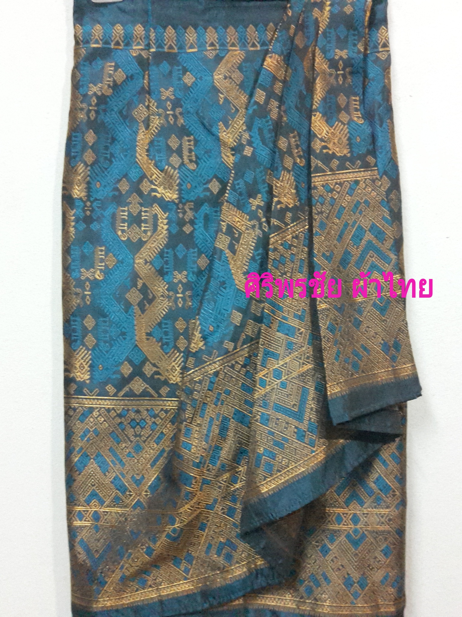 ผ้าถุงไหมลาวสำเร็จรูปแต่งเกล็ดหรูเรียบน่ารัก กระโปรงผ้าไทยไหมขิดลาวไฮโซ แบบจับเดปป้ายเลื่อนตะขอ สีฟ้าอมเขียวเมทอลลิค