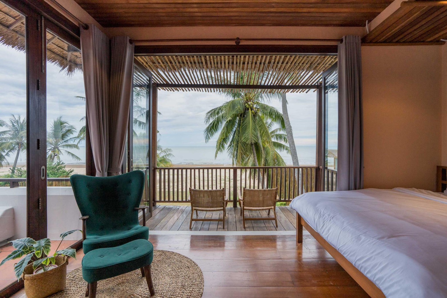 HR15061 บ้านพักติดทะเล The Pamila Beach Villa Kuiburi