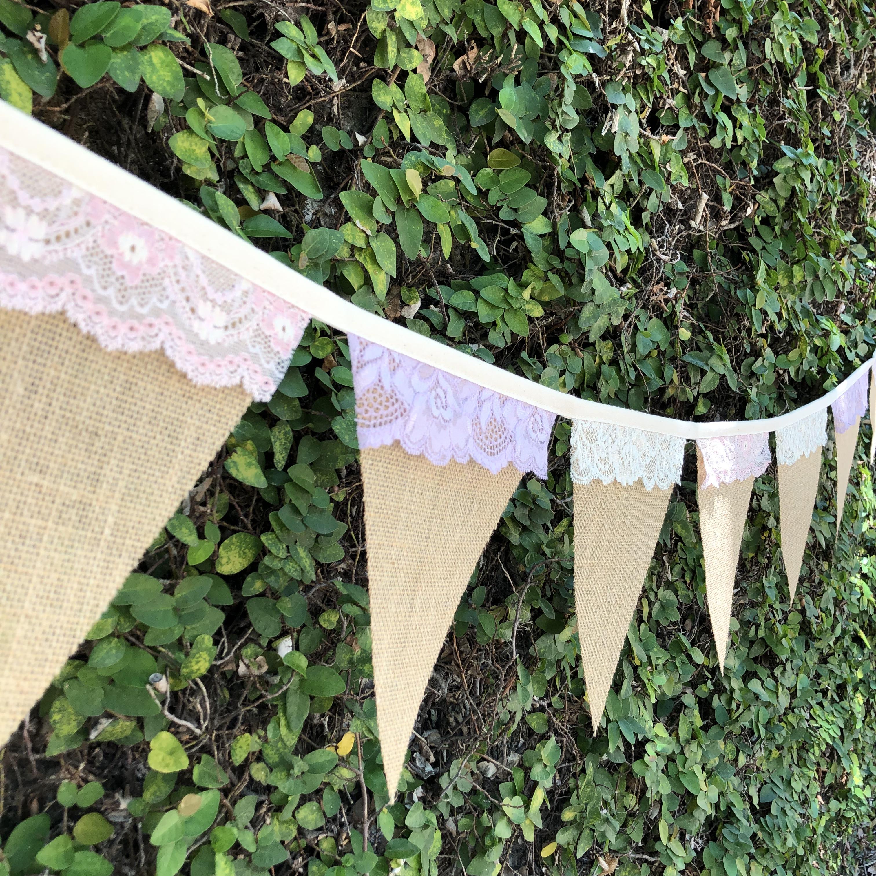 ธงผ้ากระสอบ แต่งด้วยลูกไม้