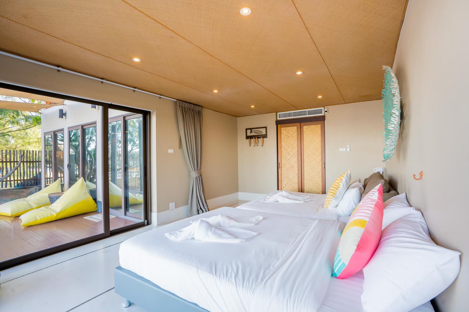 HR15064 บ้านพักติดทะเล The Ocean Beach Villa, Sam Roi Yod.