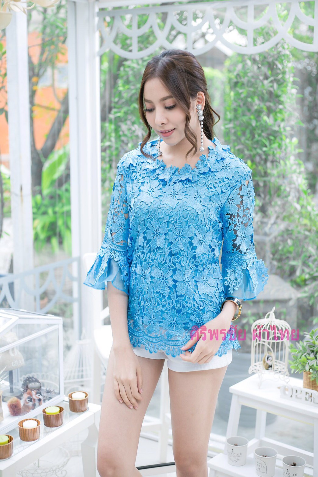 เสื้อลูกไม้สไตน์เกาหลีสีฟ้าเสื้อลูกไม้สไตน์วัยรุ่นสีฟ้า เสื้อผ้าไทยใส่กับผ้าซิ่น เสื้อผ้าฝ้ายใส่กับผ้าถุงสีฟ้า เสื้อลูกไม้ใส่ผ้าซิ่น เสื้อลูกไม้พาดาแขนสั้นสีฟ้า