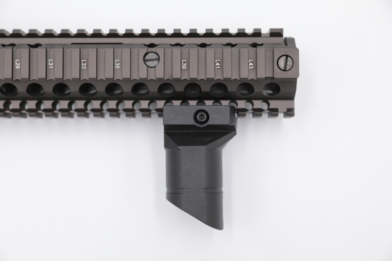 กริ๊ปมือหน้า Zenitco RK-6 (RK-6 Foregrip) (ใช้ได้กับชุดหน้าระบบราง Picatinny เท่านั้น) คุณสมบัติ : ผลิตจากโพลิเมอร์ น้ำหนักเบา ขนาดกระทัดรัด สำหรับติดกับชุดหน้าระบบPicatinny(ราง20mm.) ติดตั้งง่าย และ แน่นแข็งแรงทนทาน ขนาดพอดีมือ เหมาะกับปืนตระกูล AK47 มี2