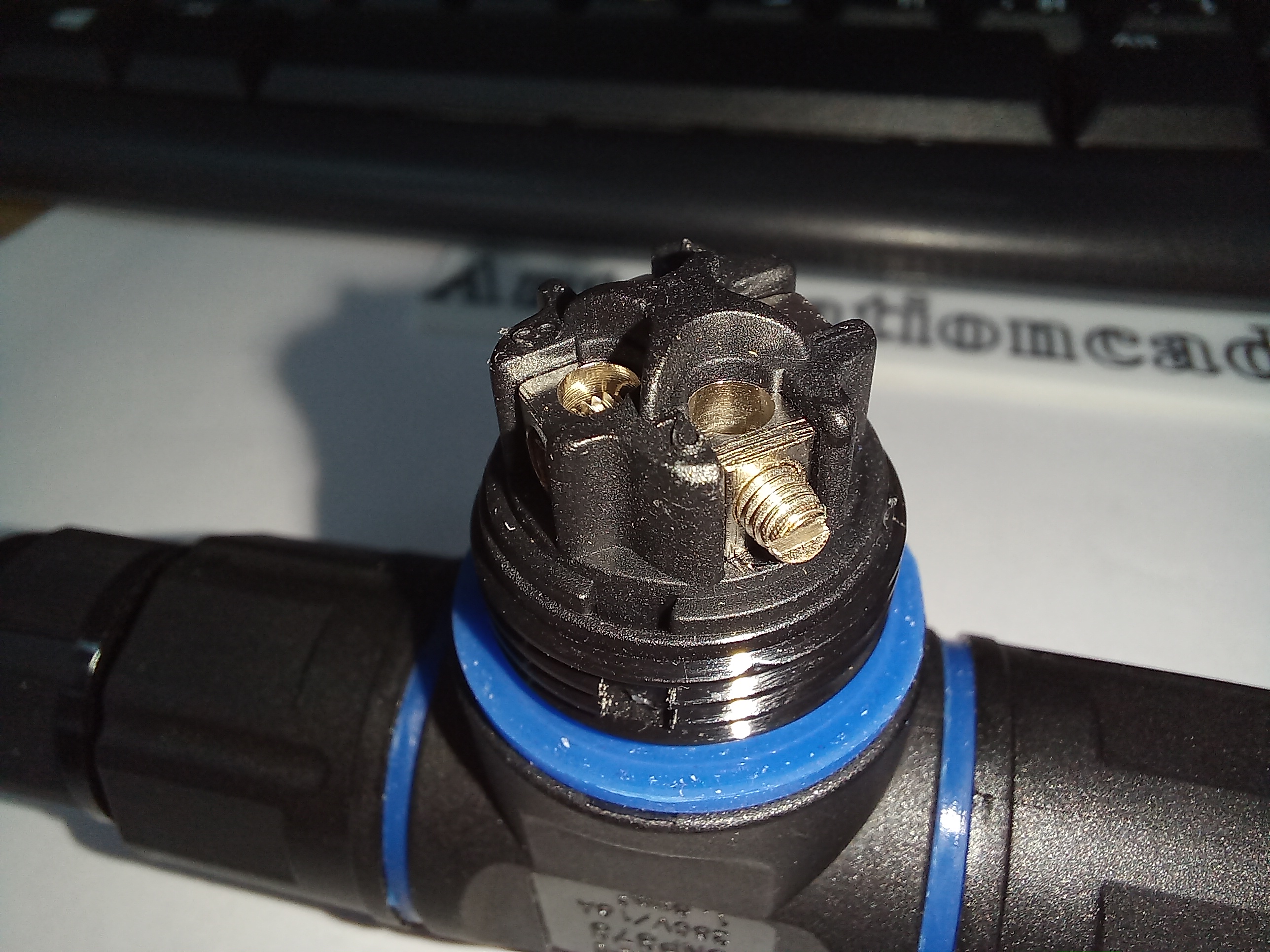 ข้อต่อสายไฟกันน้ำ แบบตัว T ใช้กับสายไฟฟ้า เบอร์ 0.3 ถึง 1.5 mm² 4 เส้น แบบขันน็อต