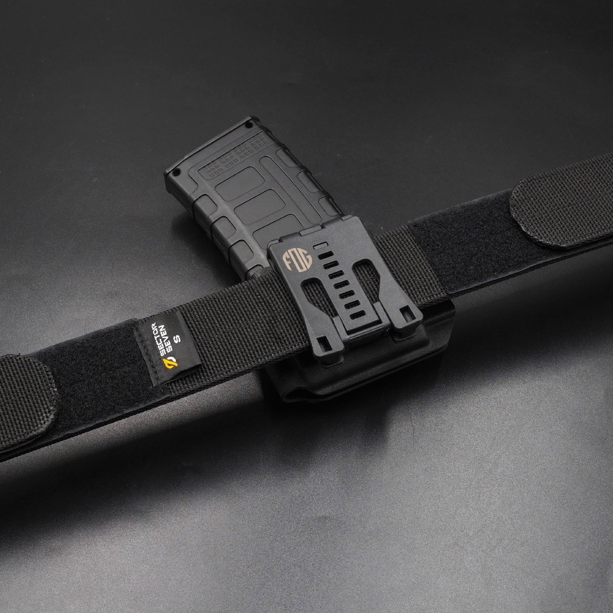 New.FogGear 5.56 Mag Holster ⭕ซองผลิตจาก Kydex เกรดคุณภาพ ⭕ช่องสำหรับใส่แม็ก 5.56 * 1 ⭕มีขากระเดื่องสำหรับปรับความกระชับ ⭕ขากระเดื่องถอดได้ ใส่ลูกยางแทนที่ได้ ⭕ตัวล็อค Teklok ปรับระดับเข็มขัดได้สูงสุด 2.4" ⭕ Teklok สามารถปรับองศาในการใช้งานได้
