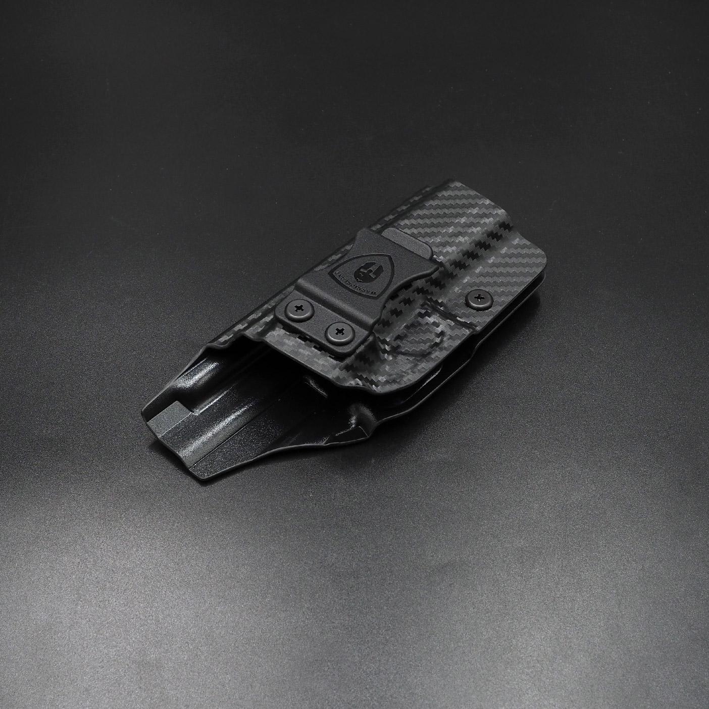 New. ซองพกใน Carbon Fiber Glock 19 Warriorland Carbon Fiber Holster Glock 19 ( Warriorland ) - ผลิตจาก Carbon Fiber คุณภาพสูง - แผ่นหนา 2 mm. แข็งแรงทนทา - ออกแบบให้ซองคลุมรอบโกร่งไก ป้องกันอุบัติเหตุ - ซองไม่เก็บความชื้น ทำความสะอาดง่าย - ปรับความกระชับข