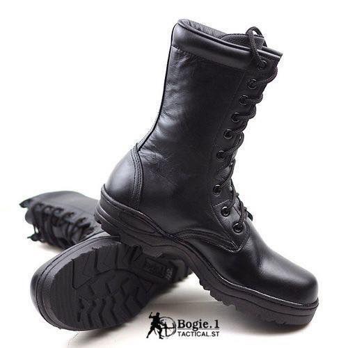New.Bogie1 รองเท้าคอมแบท ไม่มีซิปข้าง ตาไก่ รุ่น E2 หนังวัวแท้ 100% ผ่านกรรมวิธีโดยเฉพาะของโรงงาน ทำให้หนังมีความนิ่ม นุ่มสบายเป็นพิเศษ หนังนิ่ม ไม่กัดเท้า ดีไซน์เรียบง่าย เหมาะกับชุดฝึก ทุกภารกิจ ใส่สบายเข้ารูปเท้าคนไทย พื้นรองเท้าอัดบล็อก เย็บเสริมขอบบน