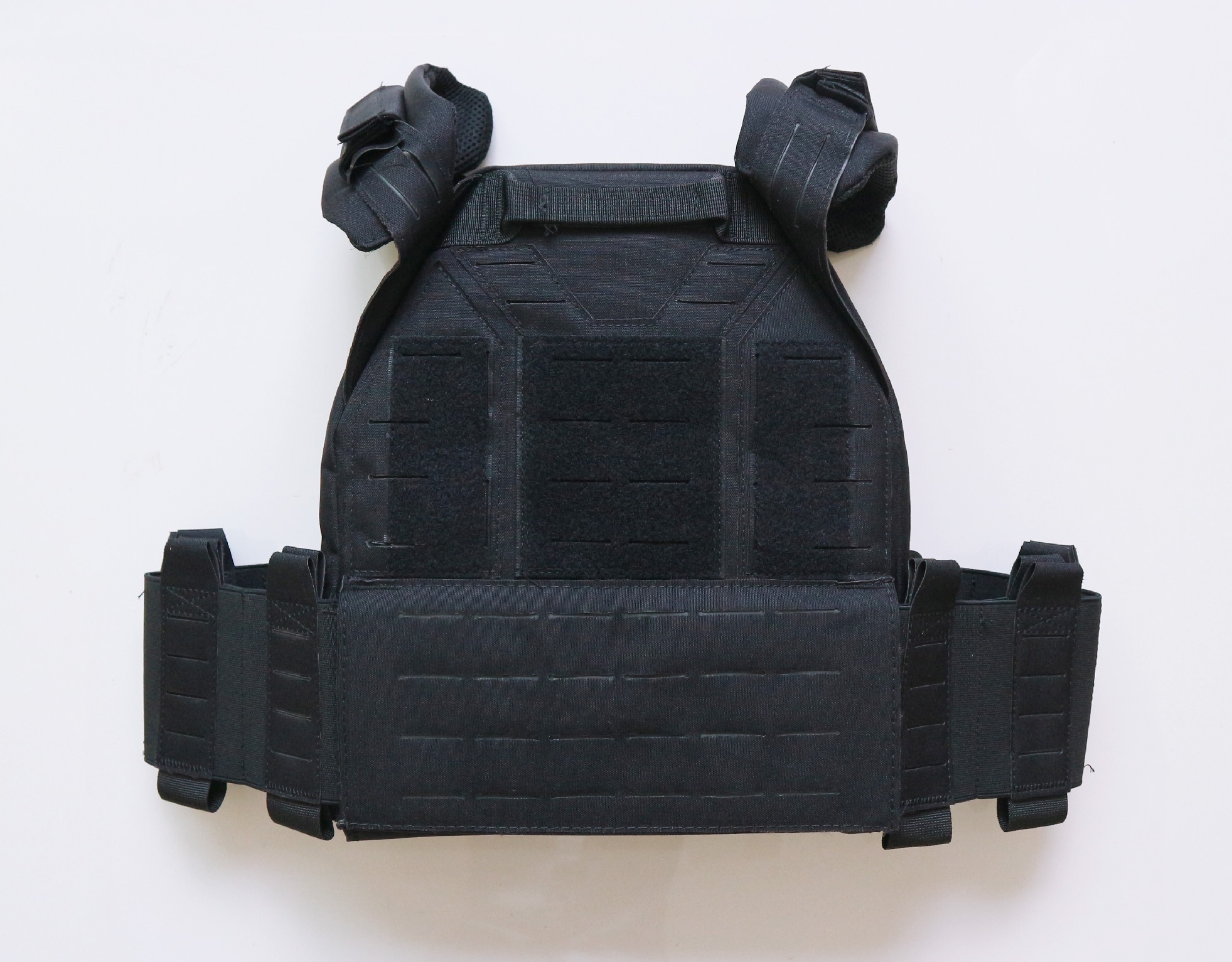 New. เสื้อเกราะ Universal Vest ( Universal Vest ) ♣ ผลิตจากผ้า Nylon 1000D เกรดคุณภาพ ♣ ติดตั้งชุดปลดไว 3 จุด ใช้งานสะดวก ♣ สายโอบข้างยางยืด มีช่องใส่แม็ก 5.56, วิทยุสื่อสาร หรืออุปกรณ์อื่นๆ ได้ รวม 6 ช่อง ♣ มาพร้อมกับซองแม็กกา