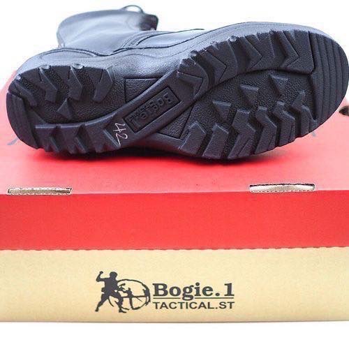 New.Bogie1 รองเท้าคอมแบท ไม่มีซิปข้าง ตาไก่ รุ่น E2 หนังวัวแท้ 100% ผ่านกรรมวิธีโดยเฉพาะของโรงงาน ทำให้หนังมีความนิ่ม นุ่มสบายเป็นพิเศษ หนังนิ่ม ไม่กัดเท้า ดีไซน์เรียบง่าย เหมาะกับชุดฝึก ทุกภารกิจ ใส่สบายเข้ารูปเท้าคนไทย พื้นรองเท้าอัดบล็อก เย็บเสริมขอบบน