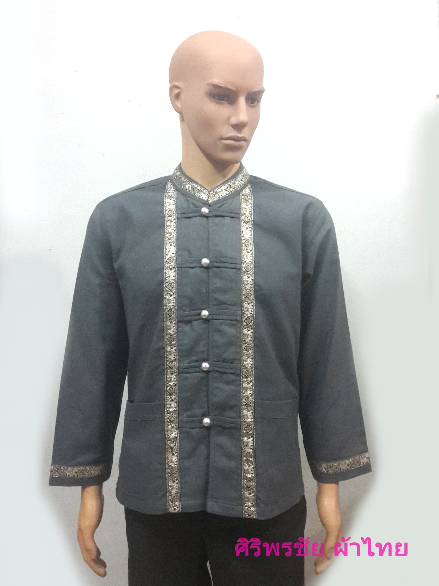เสื้อผ้าไทยชายผ้าพื้นเมืองสีเทาอ่อน เสื้อผ้าฝ้ายชายแต่งผ้าขลิบลายและปักผ้าด้นมือแต่งดระดุมเหรียญ เสื้อผ้าฝ้ายซินมัยชายสีเทาแต่งแถบช้าง