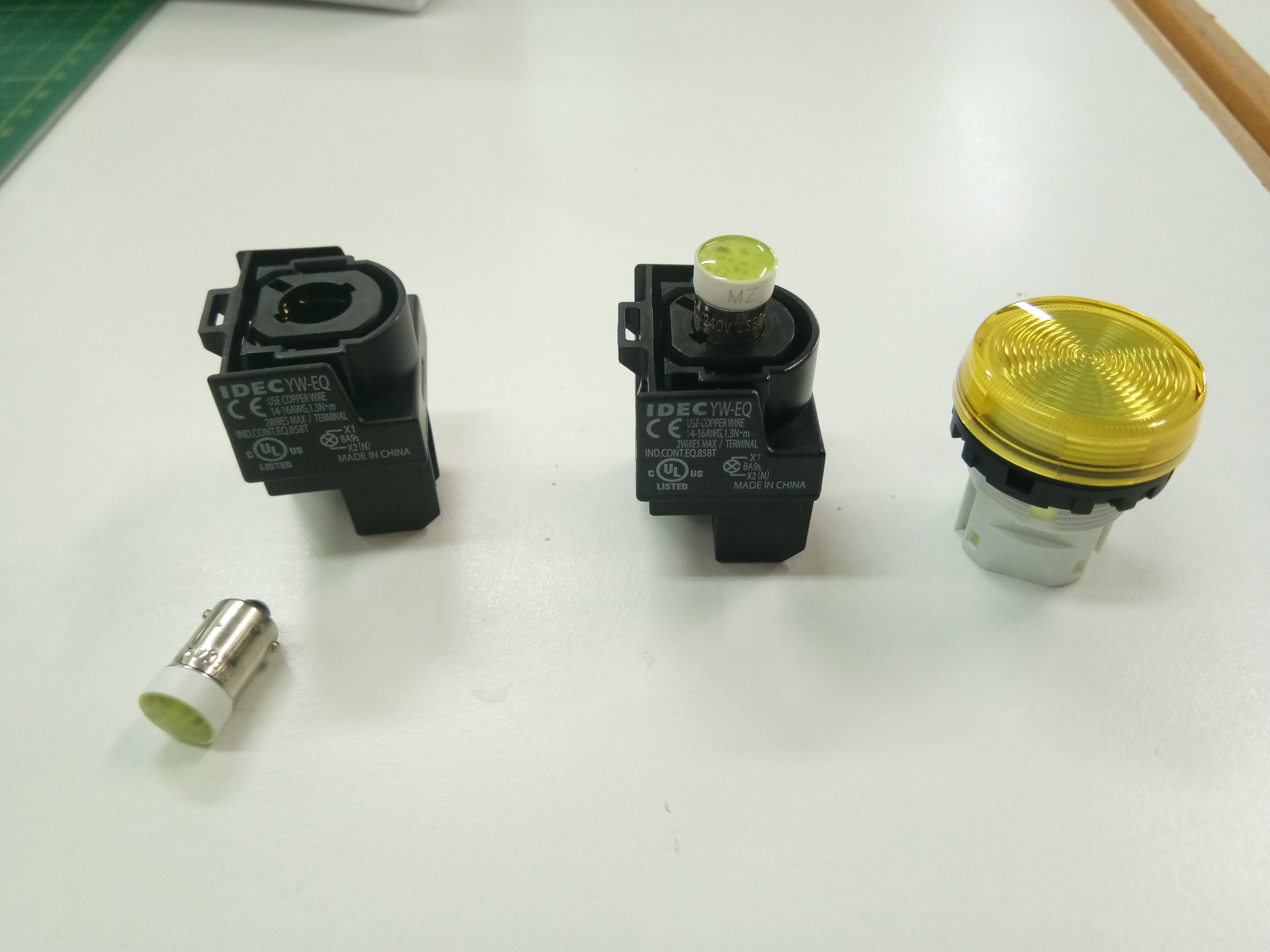 ไพลอตแลมป์ IDEC แบบเปลี่ยน LED ได้ สีเหลือง รู 22 mm Pilot Lamp ไฟ 230/240 VAC