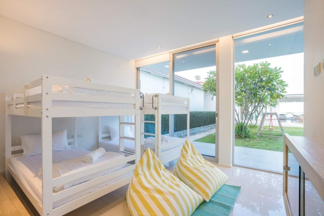 HR15049 บ้านพักติดทะเล The Breezy Beach Pool Villa Cha Am