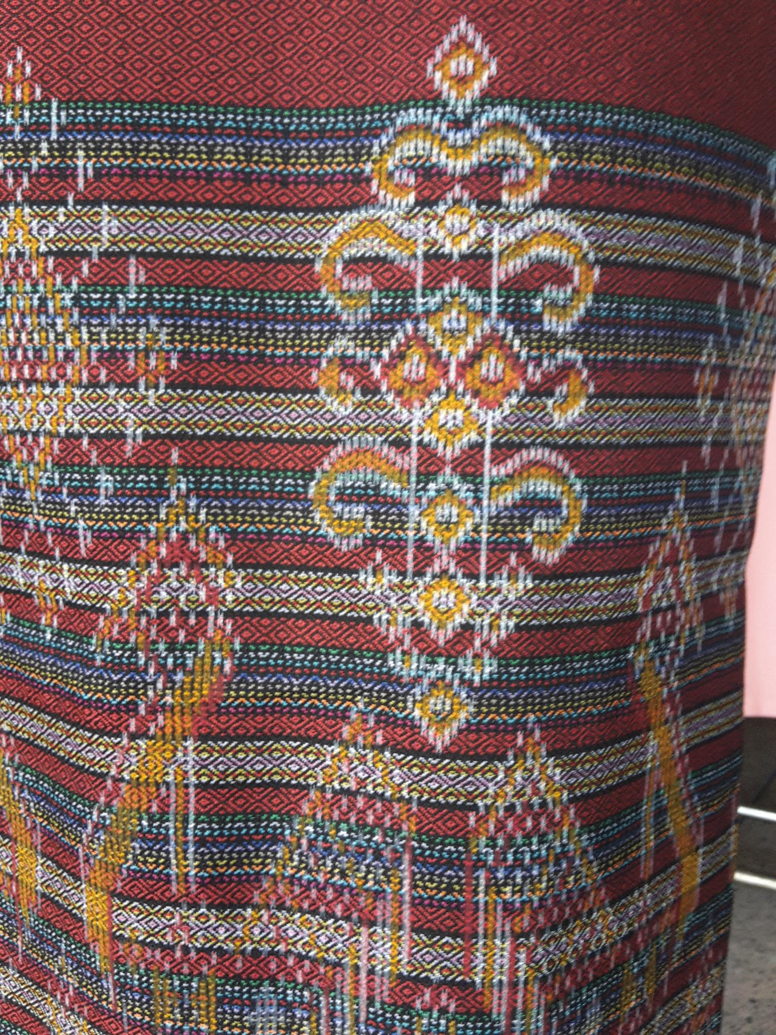 ผ้าถุงสำเร็จรูปแบบป้ายเลื่อนตะขอแต่งจีบแต่งกระดุมลายนกยุง ผ้าถุงสำเร็จรูปลายนกยุง พร้อมส่ง