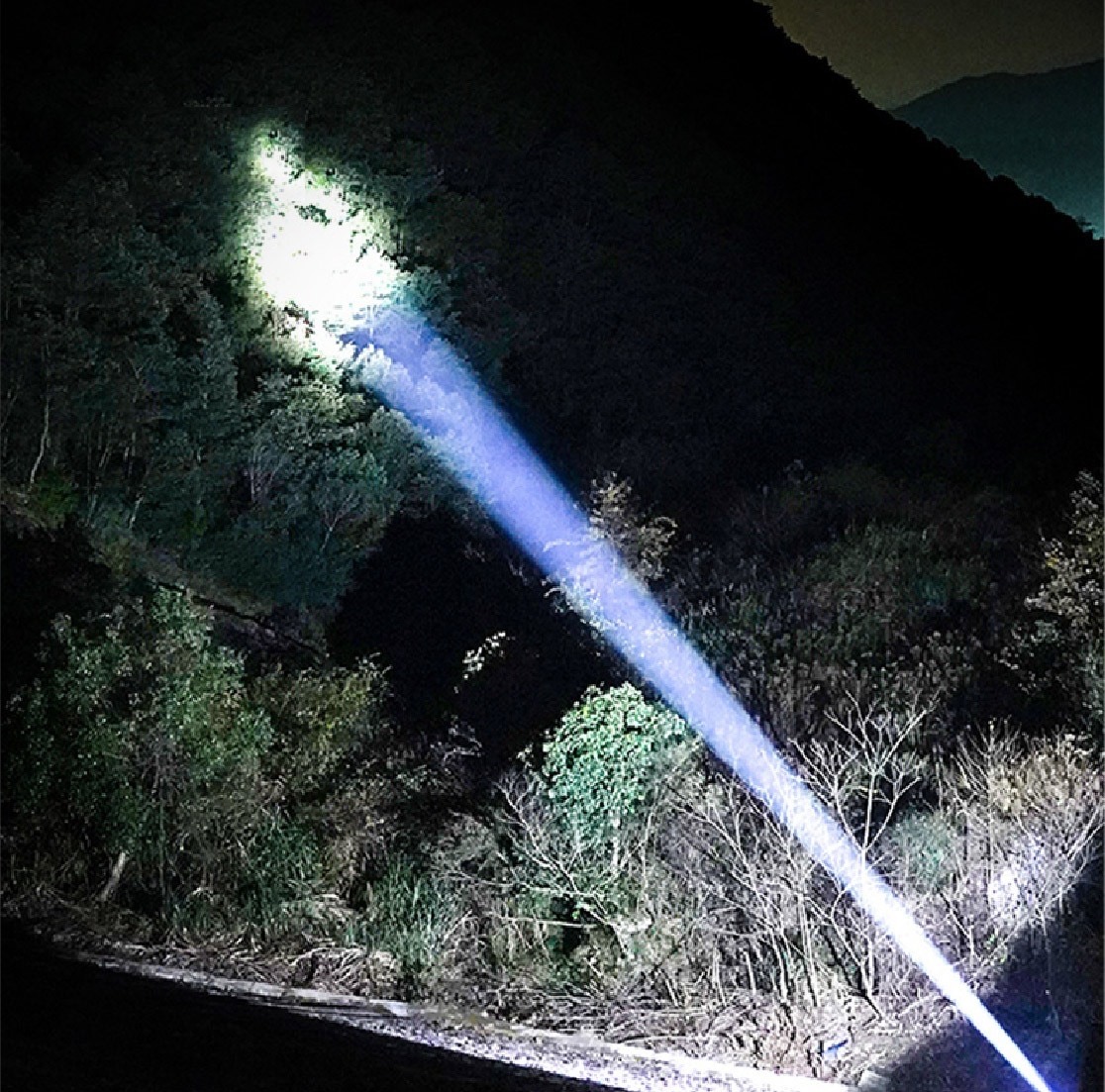 New.ไฟฉาย Supfire รุ่น R1-G ( ไฟแรง สว่างมาก ) 🔦 ตัวเรือนผลิตจาก 6061-T6 aviation aluminum 🔦 หลอด CREE XPE LED 36W 🔦 ความสว่างสูงสุด2300 Lumens 🔦 ระยะส่องสว่าง 360 เมตร Zoom ได้ 🔦 ใช้งานได้ยาวต่อเนื่องนาน 6 ชั่วโมง