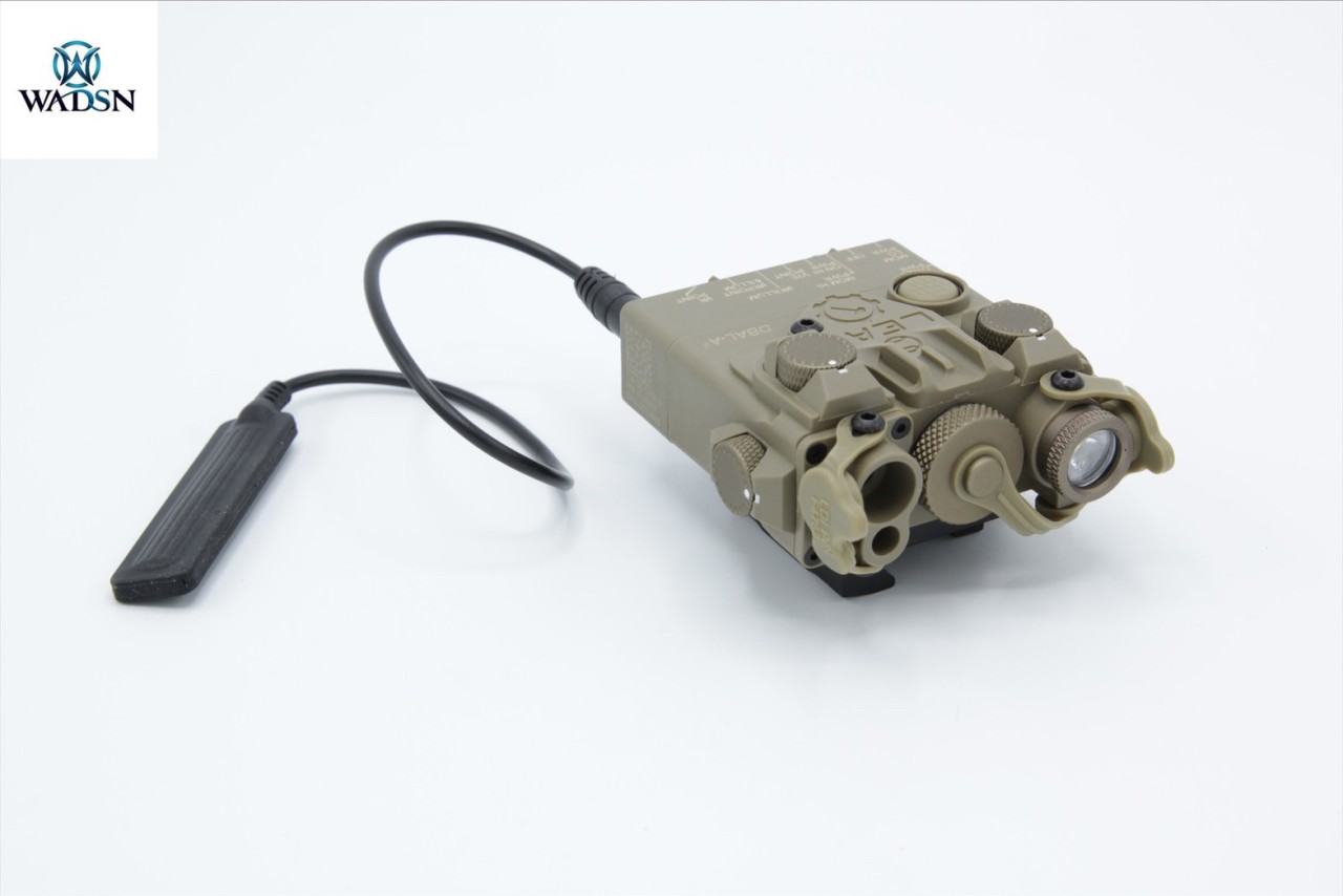 กล่องAN/PEQ-15A รุ่น DBAL-A2 ยี่ห้อ WADSN รุ่น บอดี้พลาสติก (Dual Beam Aiming Laser - Advanced2) ขนาด : กว้าง 7cm. ยาว 8.5cm. สูง 4.5cm. น้ำหนัก : 117 กรัม มี2รุ่นให้เลือก #รุ่นไฟฉาย และ เลเซอร์สีแดง #รุ่นไฟฉาย และ เลเซอร์สีเขียว คุณสบัติ : #บอดี้ทำจากโพล