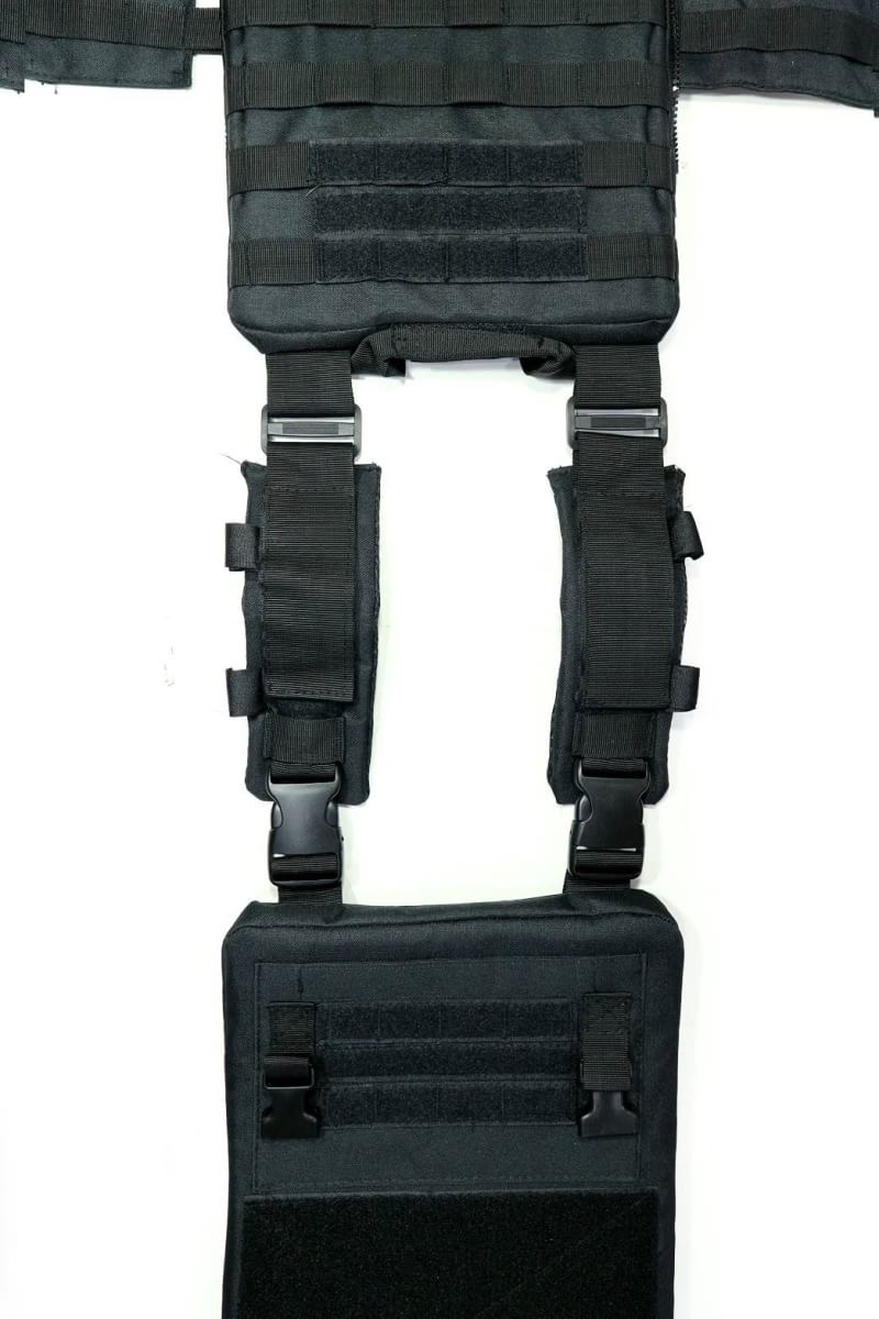 New.APC Vest เสื้อ APC vest ผลิตจากผ้า Nylon 600D มีช่องใส่แม็กกาซีน M4 ได้ 3 ช่อง มีซ่องใส่แม็กกาซีนปืนสั้นได้ 3 ช่อง แถมกระเป๋าใบเล็ก 1 ใบ พร้อม ซองใส่วิทยุสื่อสาร อีก 1 ใบ สามารถถอดชุดใส่แม็กกาซีนได้ สีดำ ราคาพิเศษ 1,800 บาท