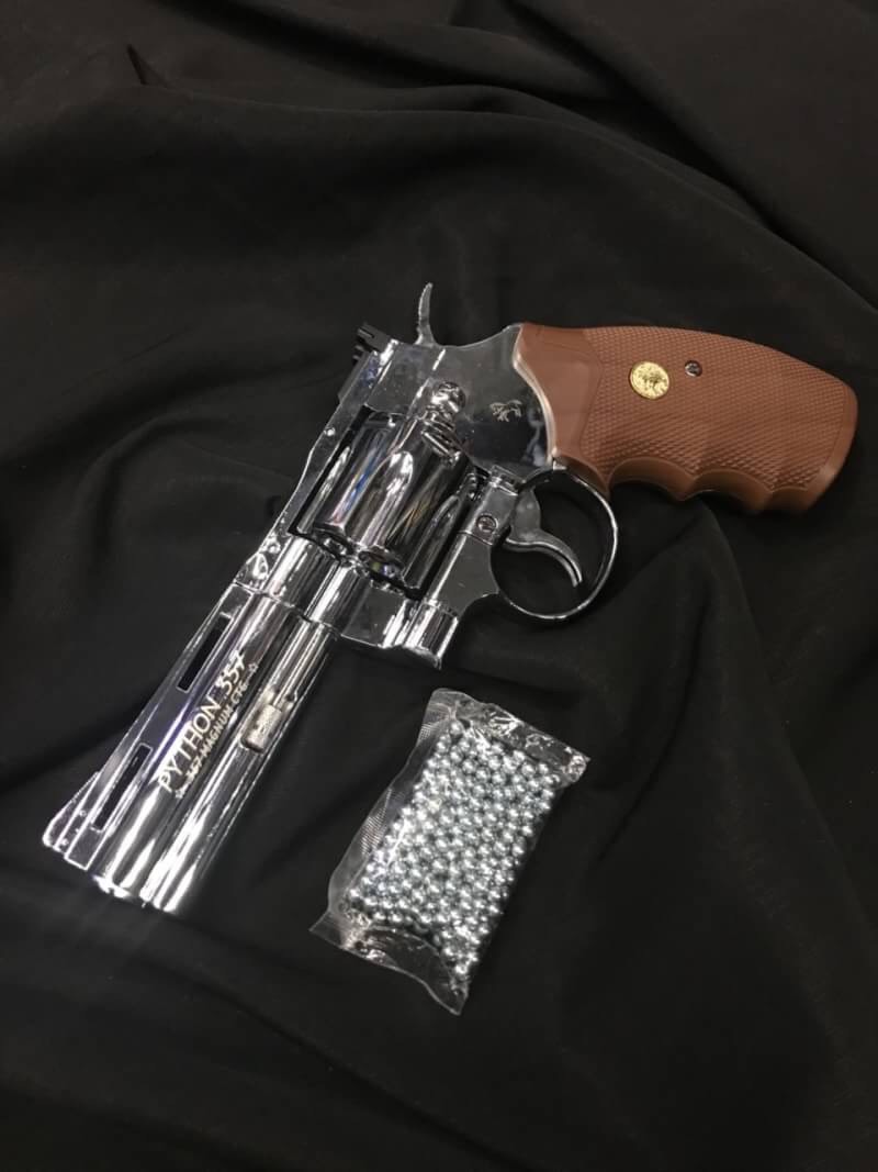 New.Umarex COLT .357 PYTHON 4" โลหะทั้งกระบอก Full Metal CO2 Revolver ปืนลูกโม่จากค่าย Umarex ไต้หวัน ลูกโม่ระบบแก๊ส Co2 (ลำกล้อง4นิ้ว) ปืนสีเงินเงา มาพร้อมปลอกกระสุน 6 นัด ขนาด .357 Magnum โครงปืนเป็นโลหะทั้งกระบอก มาพร้อมตัวโหลดกระสุนหรือเจ็ทโหลด ร