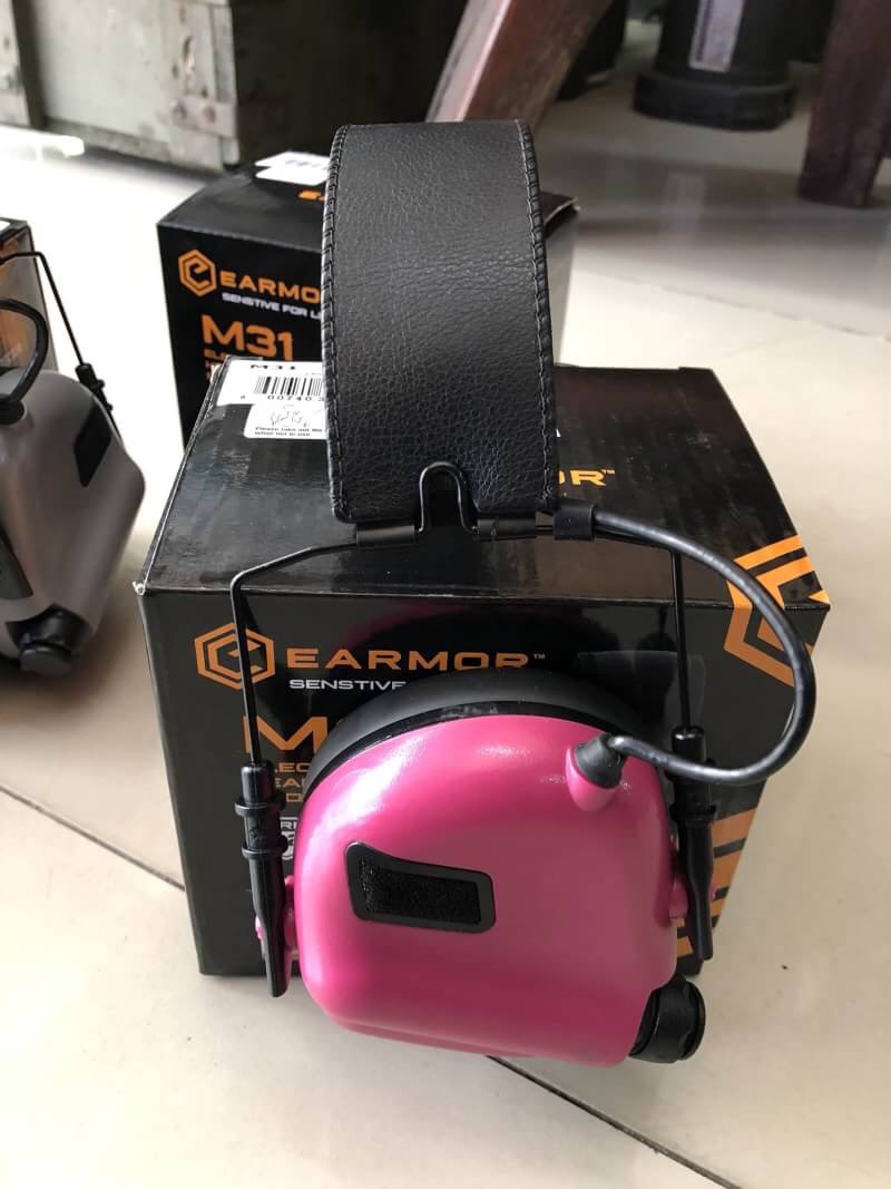 New.EARMOR/รุ่น M31 ปกป้องการได้ยินของคุณก่อนสายไป อุปกรณ์ครอบหูอิเล็กทรอนิกส์สำหรับนักกีฬายิงปืน - ลดเสียงปืน และช่วยขยายเสียงรอบข้างให้ดังขึ้น - ใช้แบตเตอรี่ AAA X 2 อายุการใช้งาน 350 ช.ม. - กันน้ำมาตรฐาน IPX5 - พร้อมการรับประกัน - พร้อมแจ๊ค 3.5mm เชื่อ