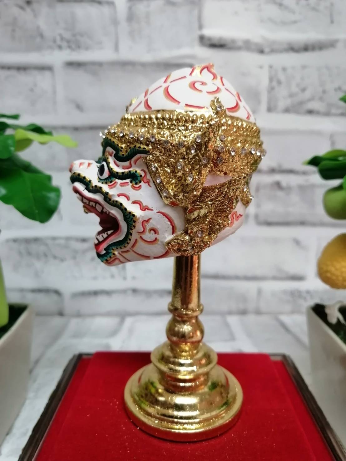 หนุมาน ขนาดกลาง เกรดพรีเมี่ยมประดับเพชร พร้อมฐานปิดทอง