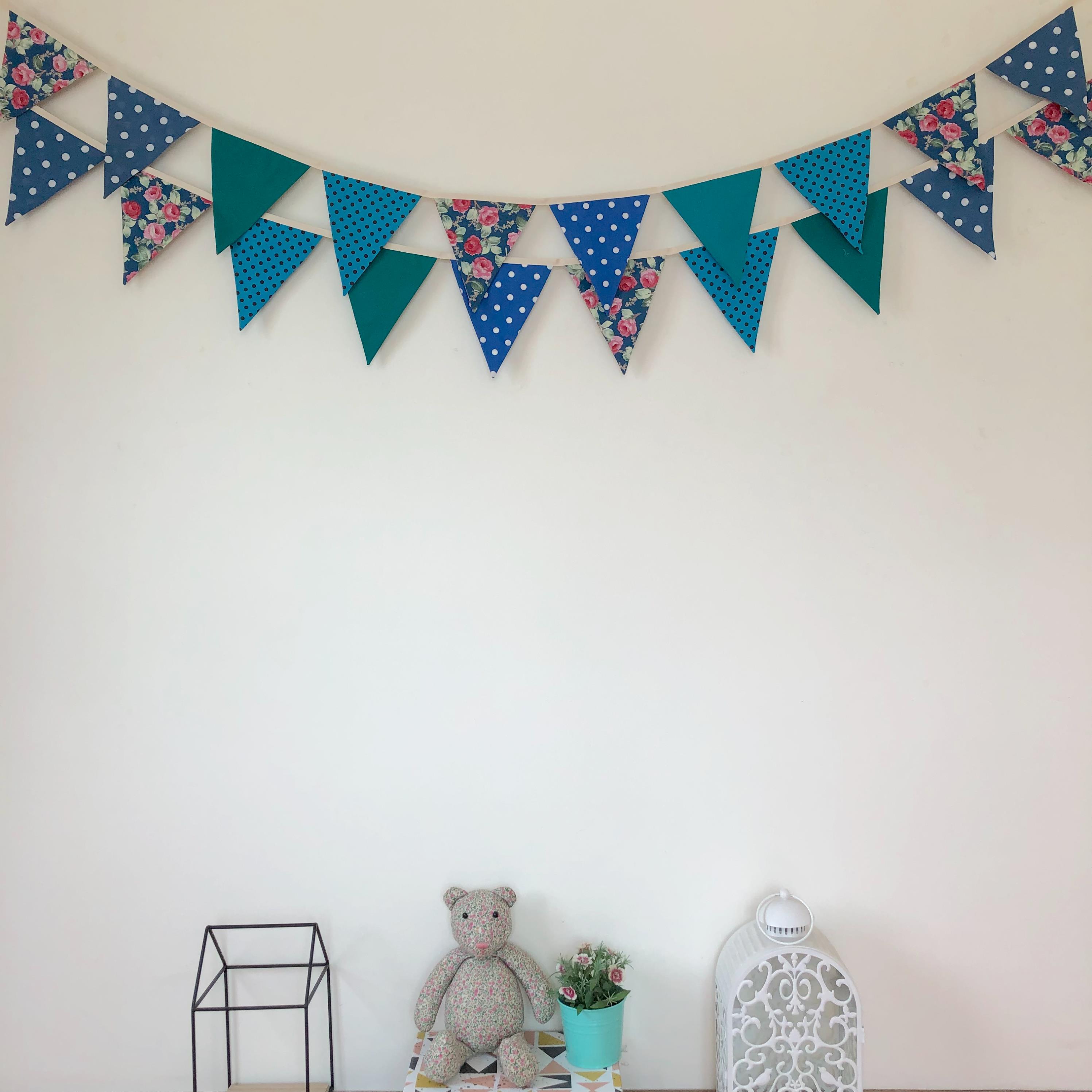 ธงผ้าโทนสีน้ำเงิน /ดอกไม้