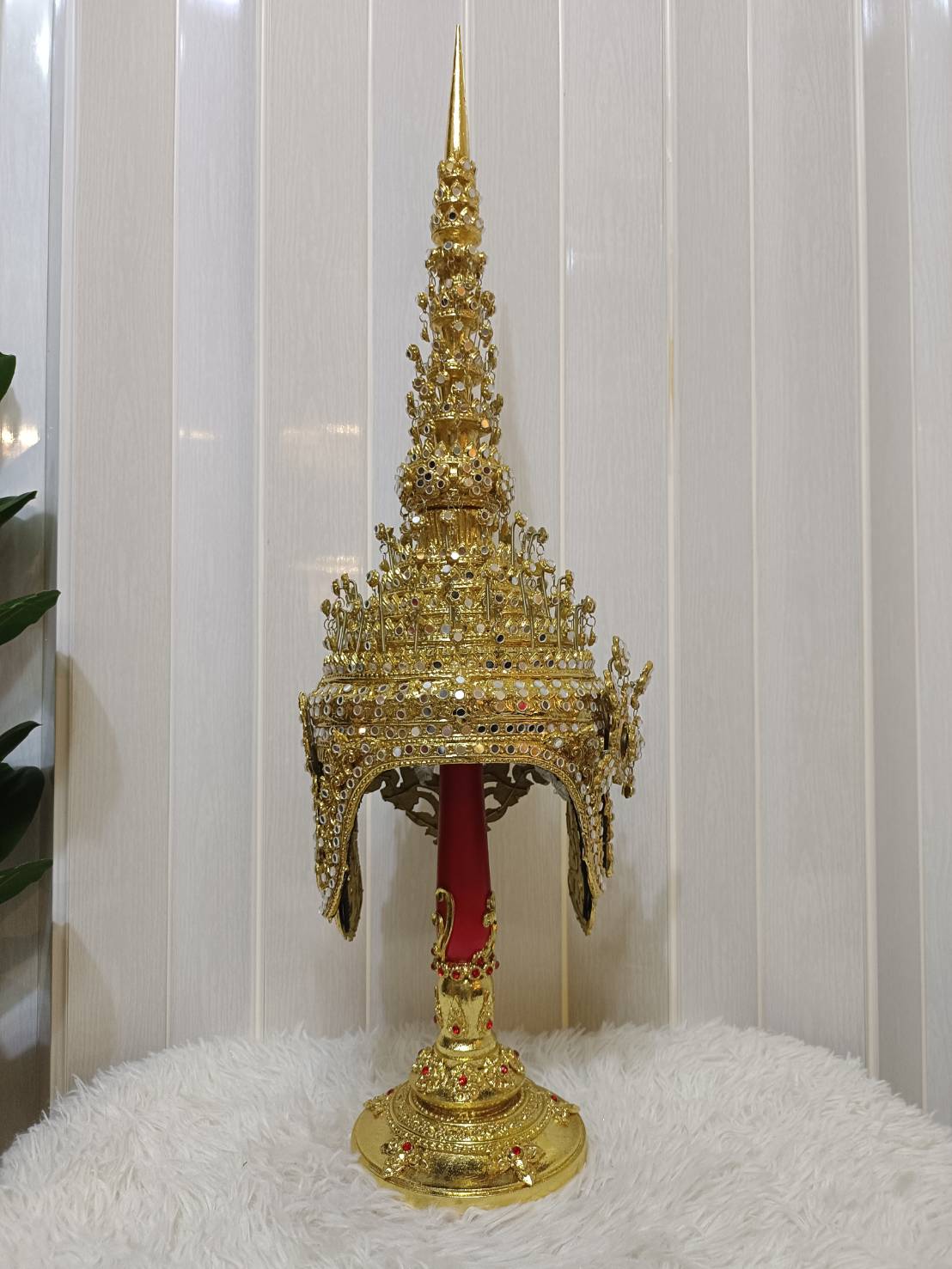 ชฎาพระ ขนาดสวมหัว ประดับกระจก พร้อมฐานไม้สีแดง