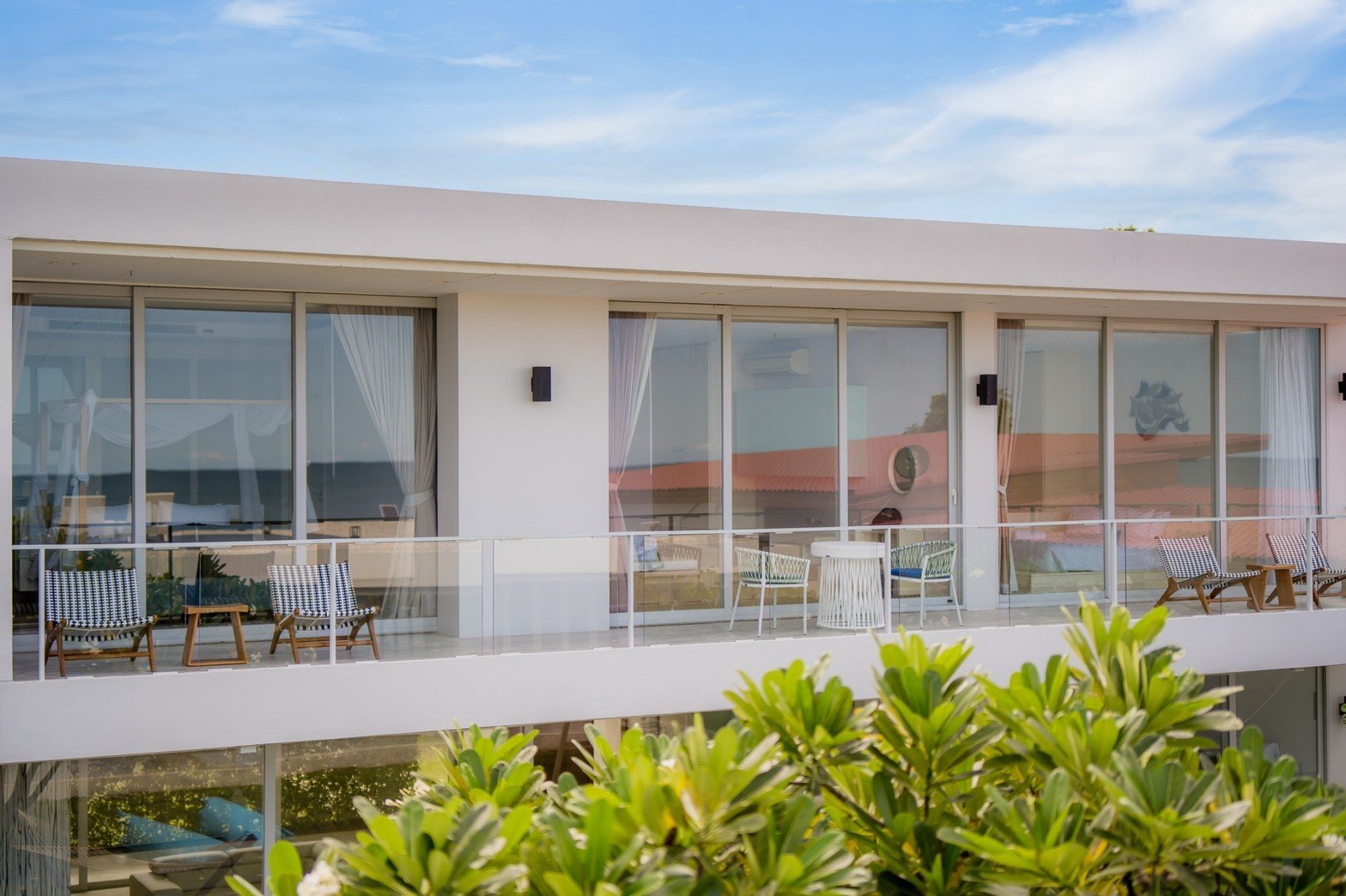 HR15049 บ้านพักติดทะเล The Breezy Beach Pool Villa Cha Am