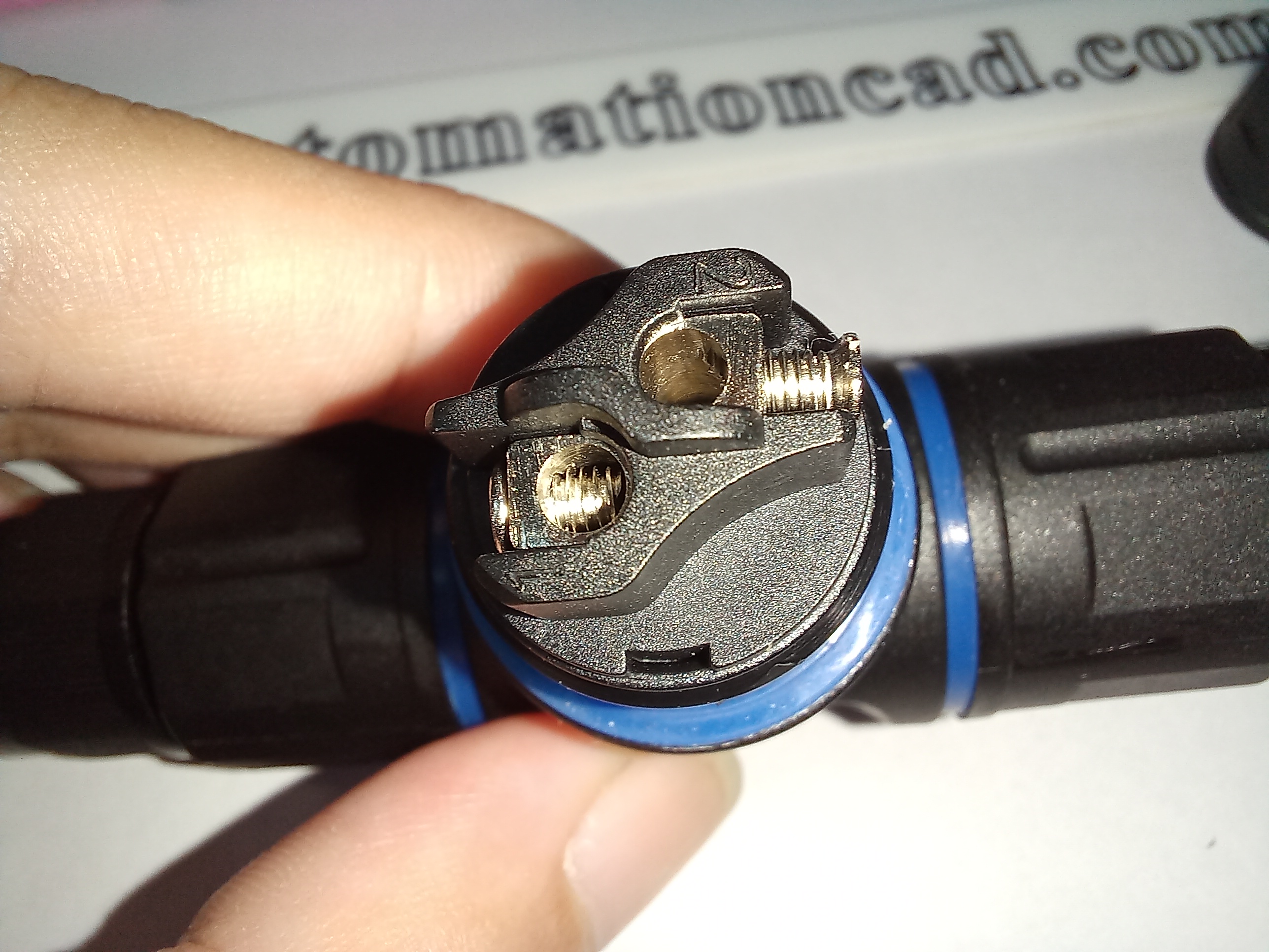 ข้อต่อสายไฟกันน้ำ แบบตัว T ใช้กับสายไฟ ขนาด 0.3 ถึง 1.5 mm² 2 เส้น แบบขันน็อต