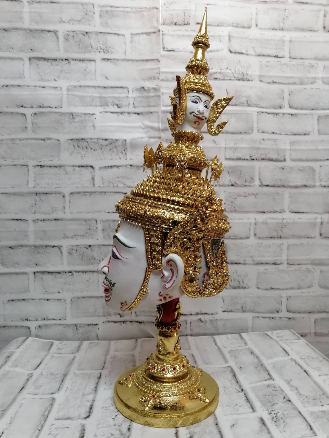 พระพรหม ขนาดกลาง เกรดพรีเมี่ยม (ขนาดประมาณผลส้มโอ) พร้อมฐานไม้กลึงตีลายปิดทองประดับเพชร