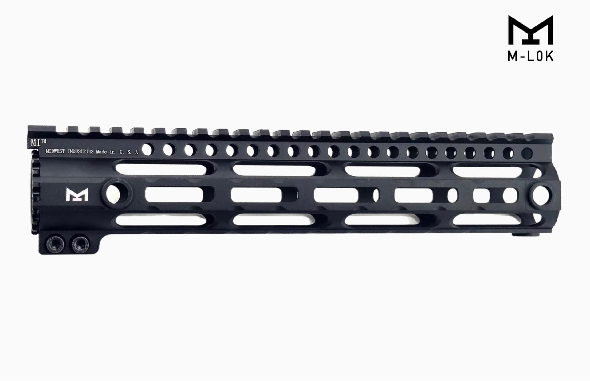 New. ชุดหน้า Midwest Industries (MI) ระบบรางM-Lok รุ่น ความยาว10 นิ้ว เส้นรอบวงด้านใน : 33mm. น้ำหนัก 158 กรัม วัสดุ: อะลูมิเนียม ตัวชุดหน้ามีน้ำหนักเบามาก สำหรับตระกูล M4,M16,AR9,AR15 ระบบราง M-Lok รอบด้าน มีระบบราง Picatinny(ราง20mm.) ที่บริเวณด้านบน รู