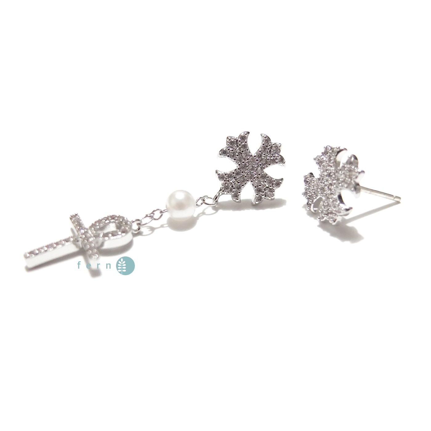 ต่างหูคู่เล็ก chrome heart งานดีไซน์สวยเก๋ silver 925 สั้นข้าง อีกข้างยาวโดยร้อยจี้มุกแท้และจี้อีกตัว งานคิวบิคฝัง สวยน่ารัก ขนาด 1 x 3.8 cm