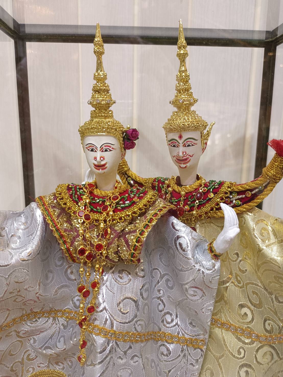 หุ่นกระบอก คู่ พระ นาง ขนาด 30 ซม. พร้อมตู้กระจกลายไทย