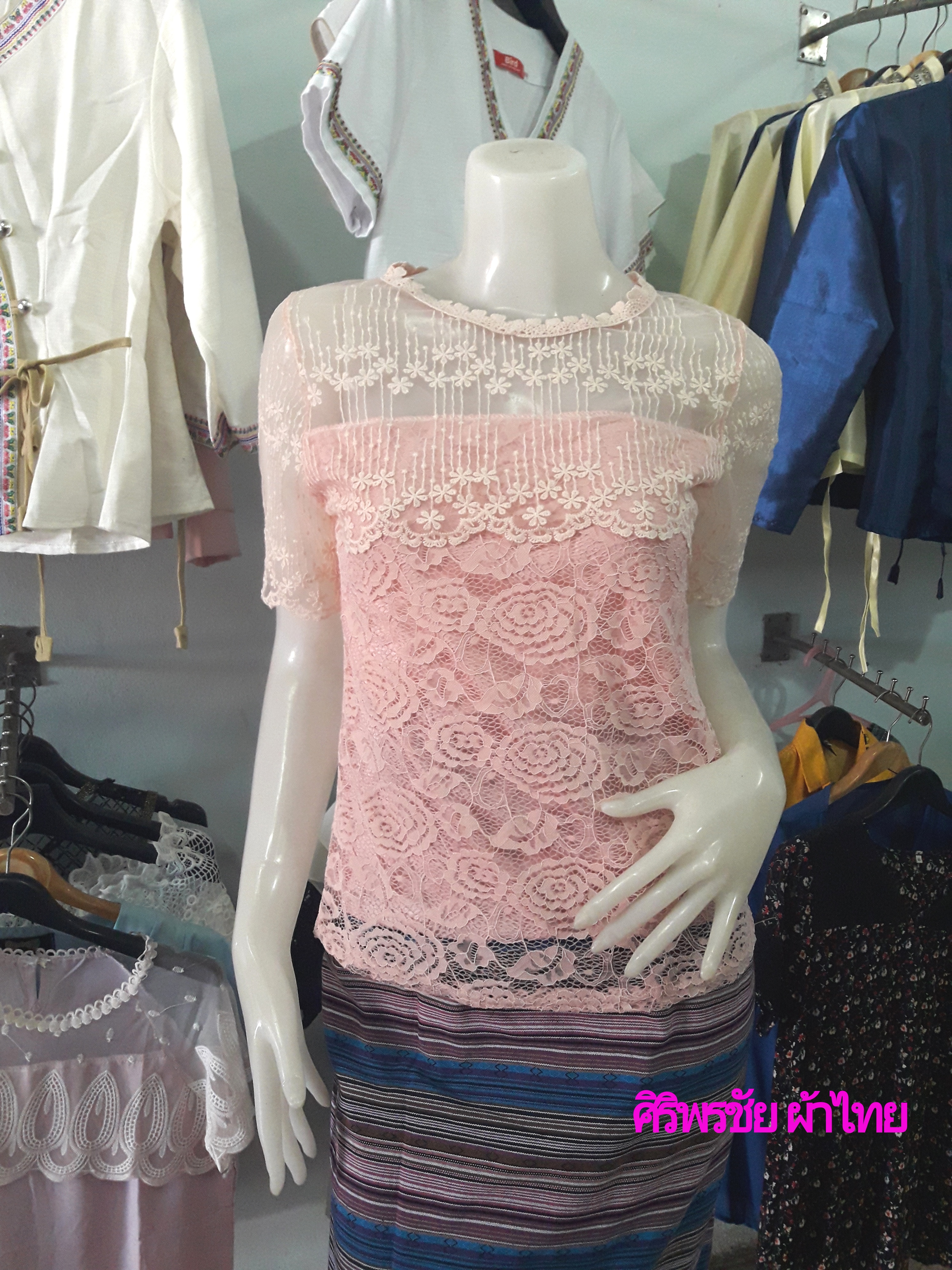 เสื้อลูกไม้สไตน์เกาหลีพร้อมส่ง #เสื้อลูกไม้แต่งเกล็ดระบายด้านหน้า #เสื้อทำงานเกาหลี #เสื้อสมัครงาน #ชุดสมัครงาน #เสื้อใส่กับผ้าถุง #เสื้อใส่กับผ้าซิ่น ชมพู FREE SIZE