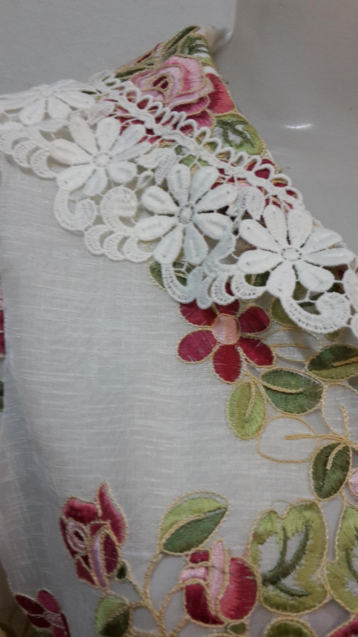 เสื้อลินินสีขาวแต่งลูกไม้ฉลุ เสื้อผ้าไทยทูโทนสีขาวน่ารัก จับแมทเสื้อผ้าได้ง่ายทั้งกางเกง กางเกง หรือผ้าถุงไทย