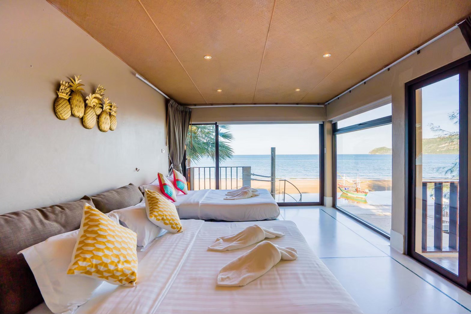 HR15064 บ้านพักติดทะเล The Ocean Beach Villa, Sam Roi Yod.