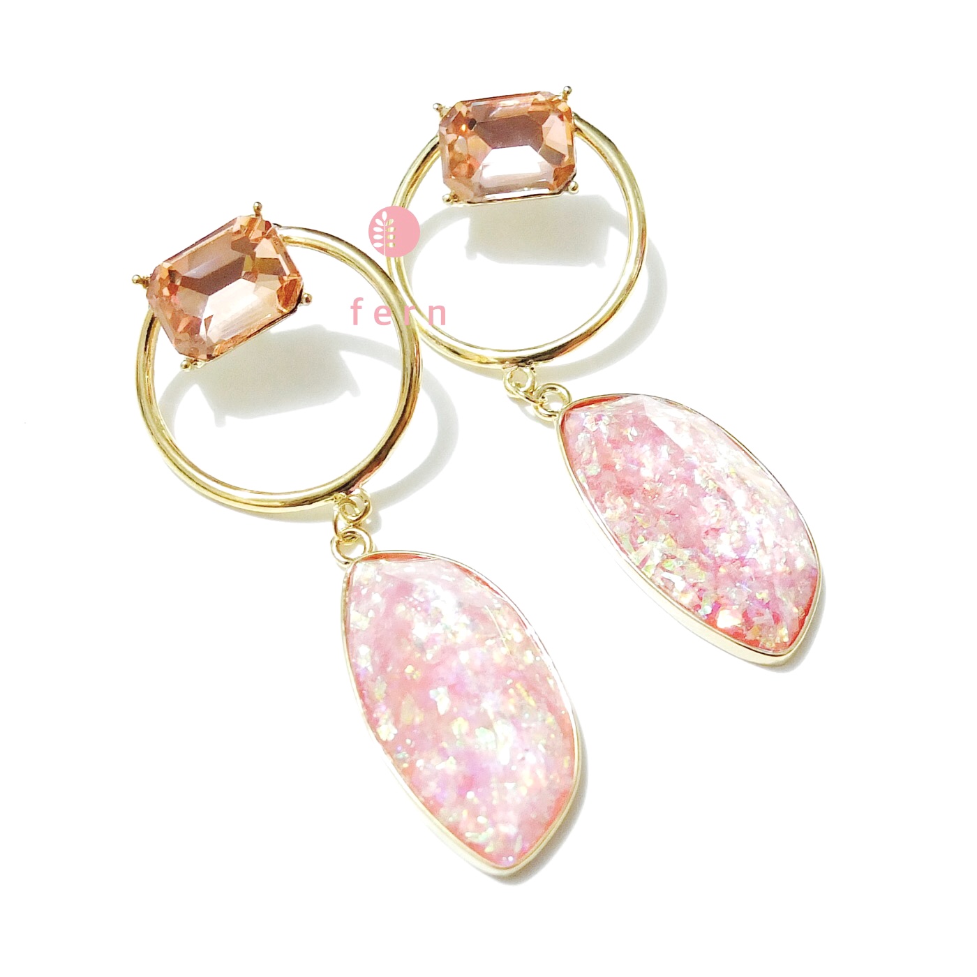 ER347 ต่างหูตุ้งติ้งยาวสีทอง ห่วงกลมประดับคริสตัลสีชมพู Swarovski ร้อยจี้คริสตัลทรงหินสีชมพูเหลือบทอง งานสวยหรูเด่นสะดุดตา สีงานไม่ดำไม่ลอก ขนาด 2.7 x 7 cm งานพรีเมี่ยมจากเกาหลี #MadeinKorea