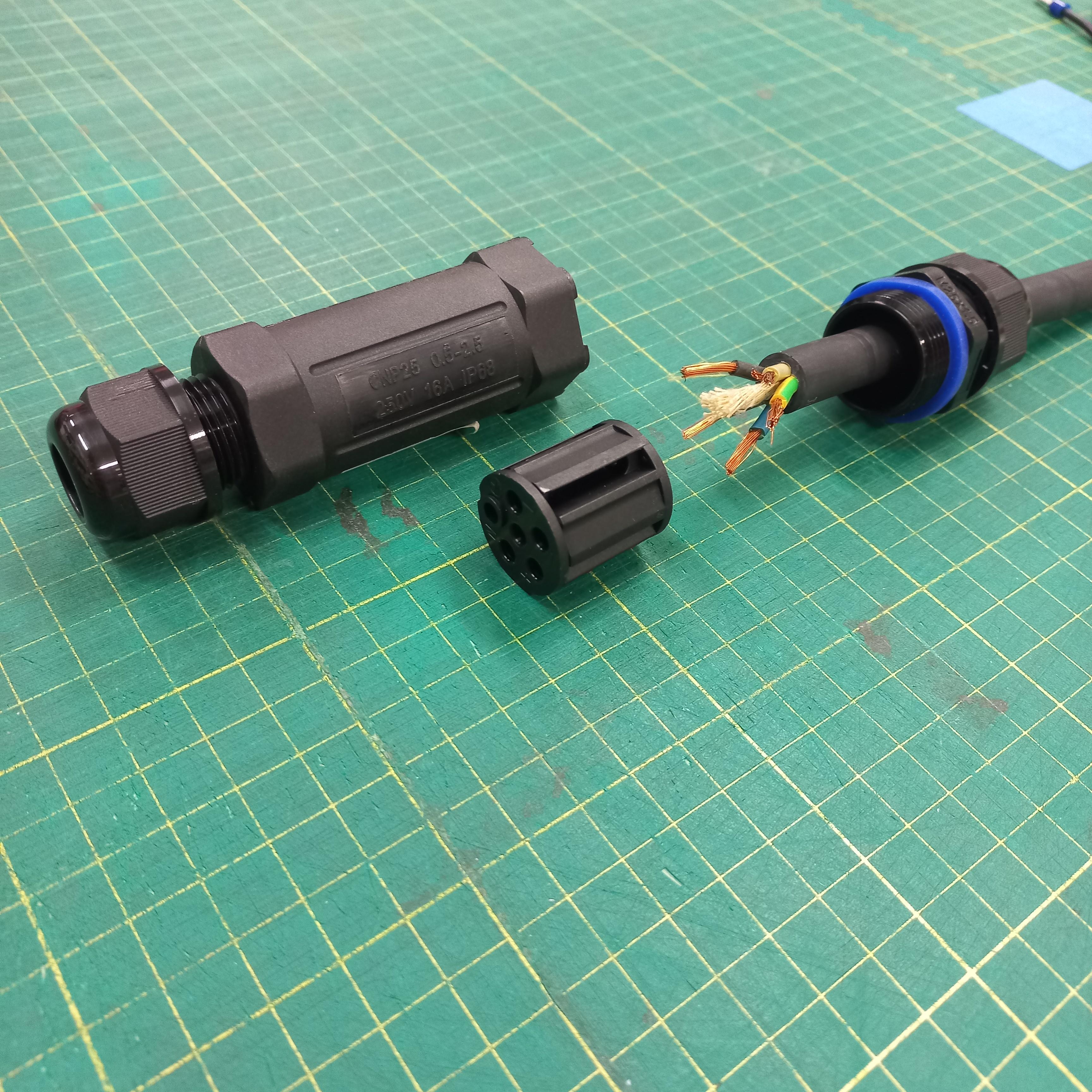 ข้อต่อสายไฟกันน้ำ ใช้กับสายไฟฟ้า เบอร์ 0.5 ถึง 2.5 mm² 4 เส้น แบบขันน็อต