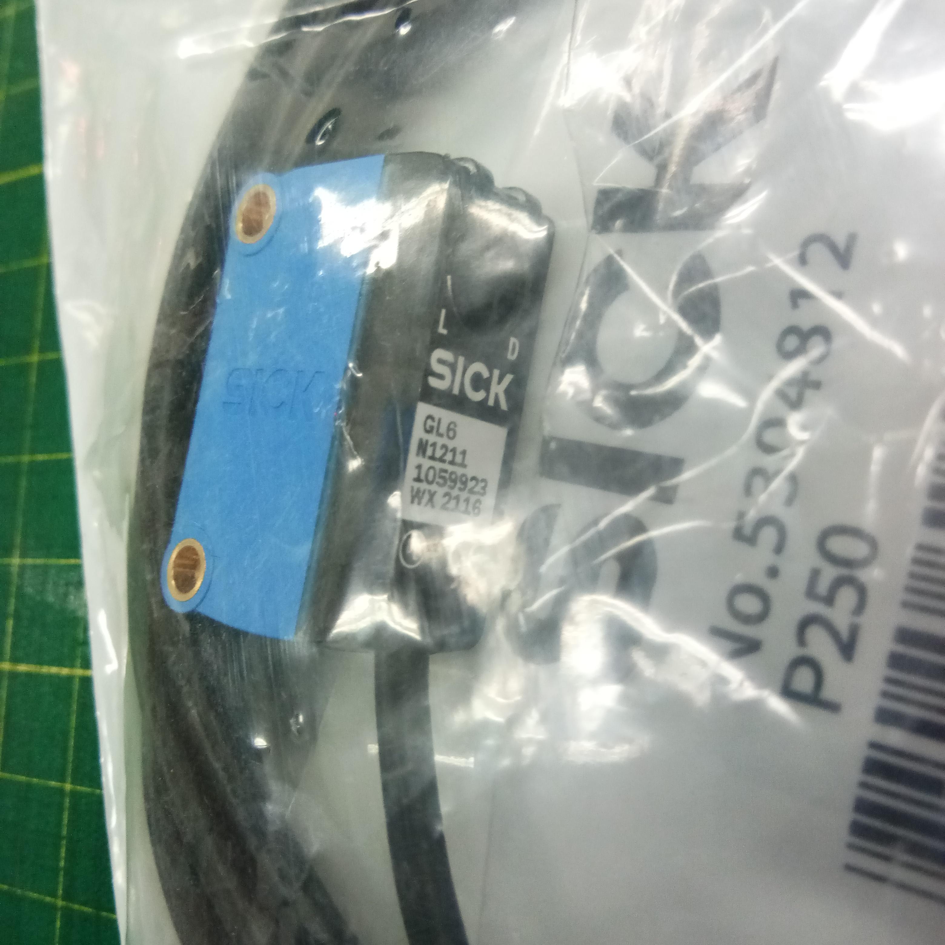 เซนเซอร์ SICK ระยะการตรวจจับ 6 m Photo Sensor Retro Reflective Mode