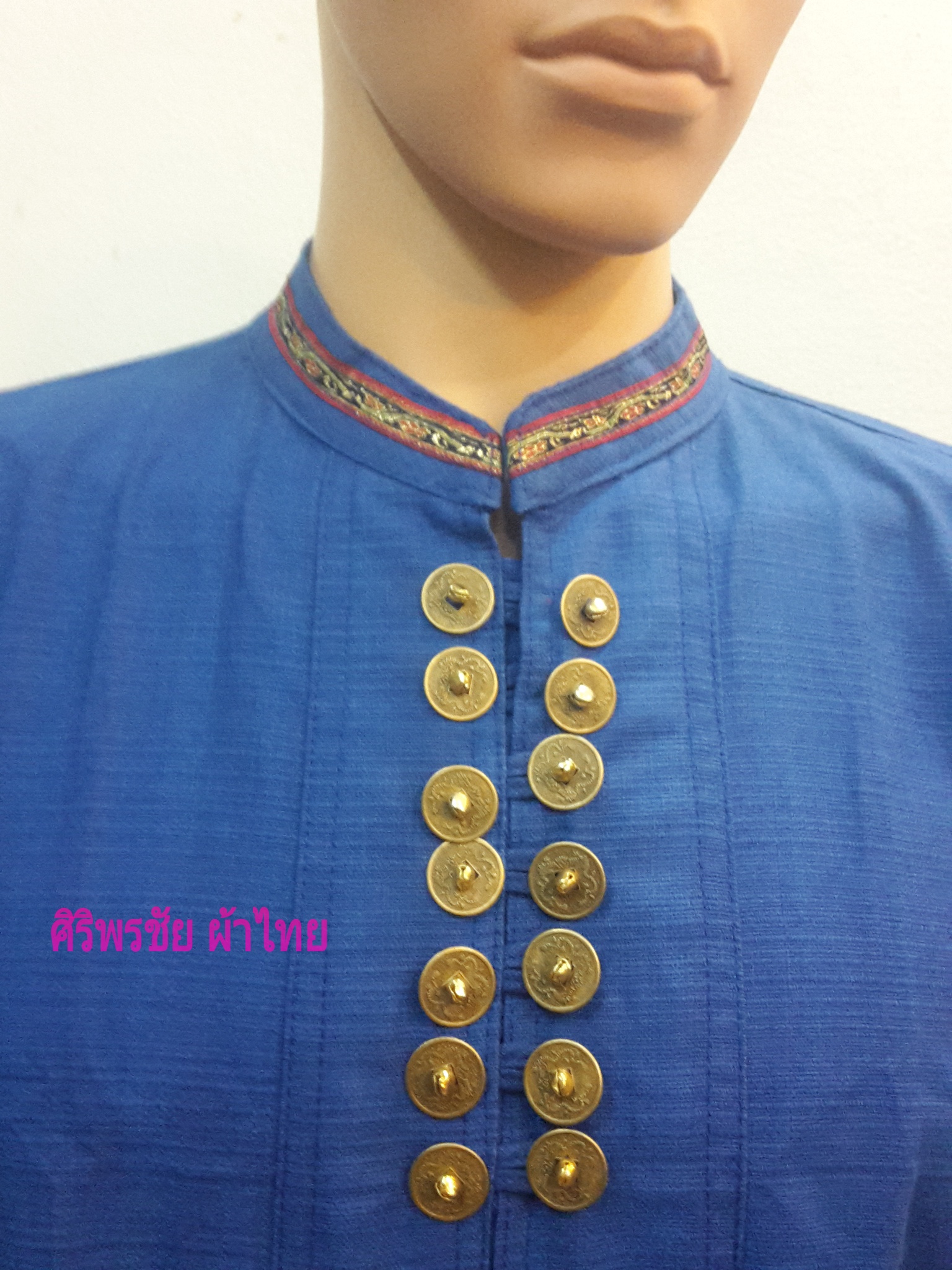 เสื้อผ้าไทยชายผ้าพื้นเมืองม้อฮ่อม เสื้อผ้าฝ้ายชายแต่งผ้าขลิบลายและปักผ้าด้นมือแต่งดระดุมเหรียญ เสื้อผ้าฝ้ายซินมัยชายม้อฮ่อมแต่งเหรียญ