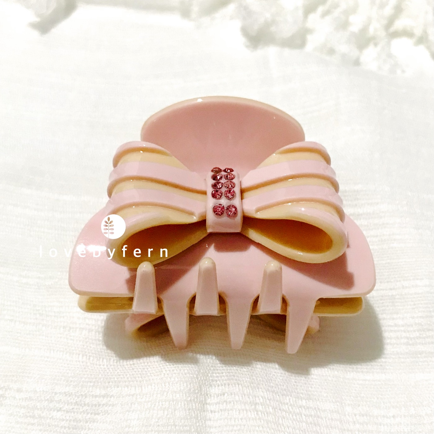 กิ๊บหนีบทูโทนสีชมพู ลายโบว์ริ้ว กลางโบว์ประดับเพชรสีชมพู ขนาด 6 x 4.3 cm ผมน้อยรวบหมดค่ะ งานสวยหวานๆ ไม่กินผม สปริงดีค่ะ
