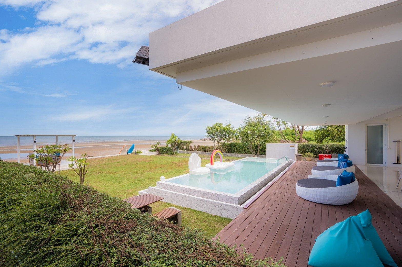 HR15049 บ้านพักติดทะเล The Breezy Beach Pool Villa Cha Am