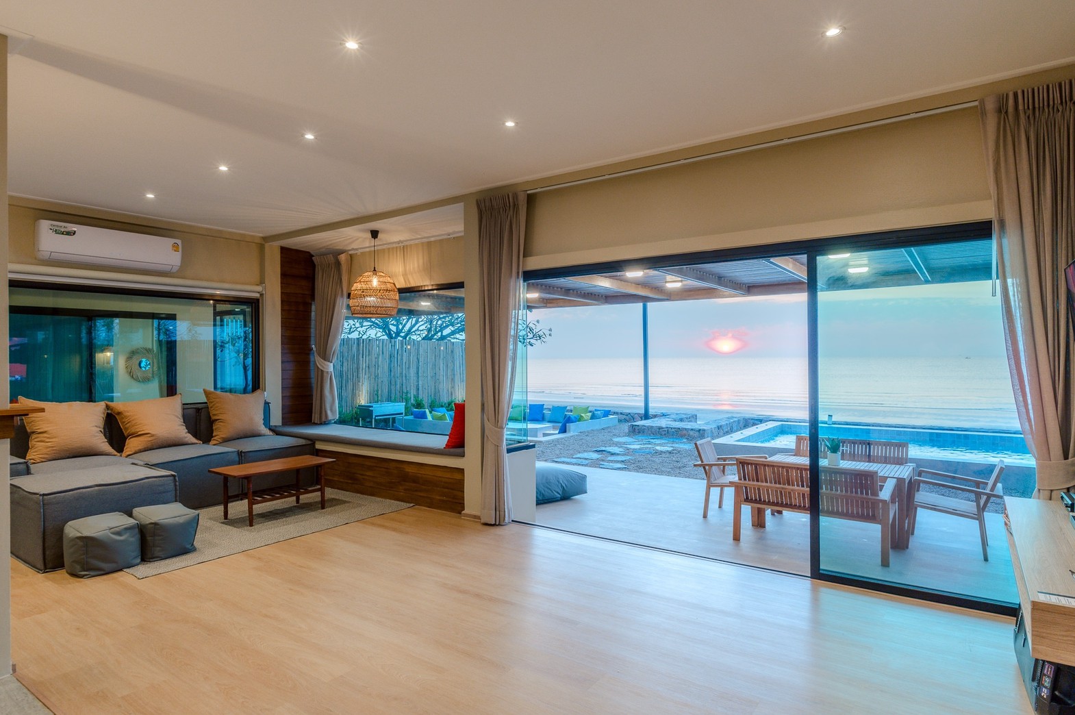 HR15055 บ้านพักติดทะเล The Coastal Vista Beach Villa