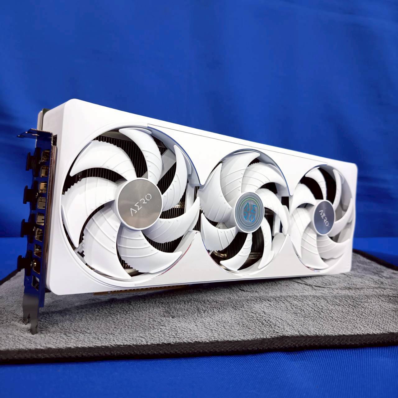 RTX 5080 Gigabyte AERO OC 16GB GDDR7 16GB 256bit นอนกล่อง 2 เดือน ประกัน Advice 27/8/2028