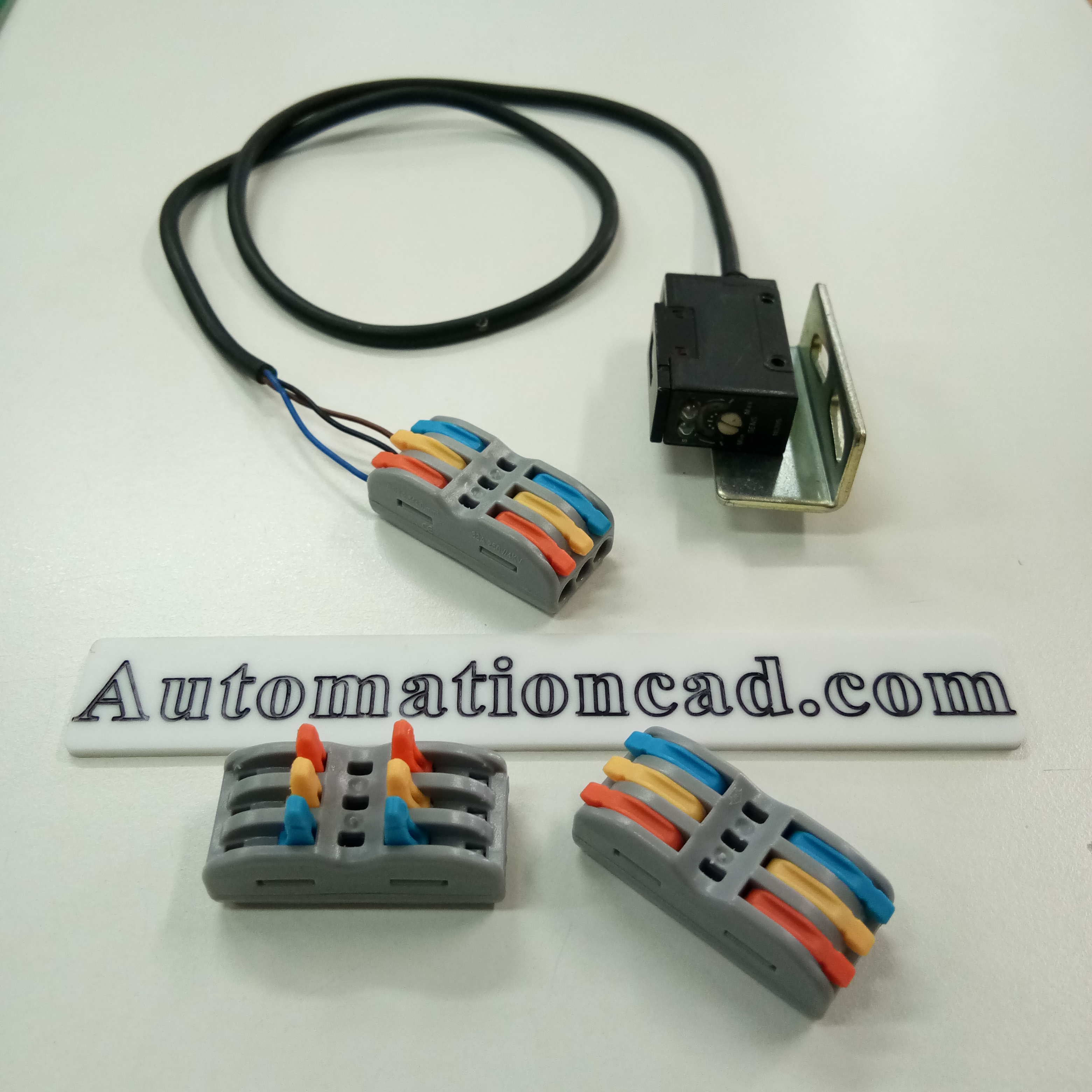 ตัวต่อสายกลางทาง แบบ 3ช่อง ใช้กับสายไฟ สายเซ้นเซอร์ เชื่อมต่อสะดวกสำหรับสายไฟ 0.5-2.5 mm²