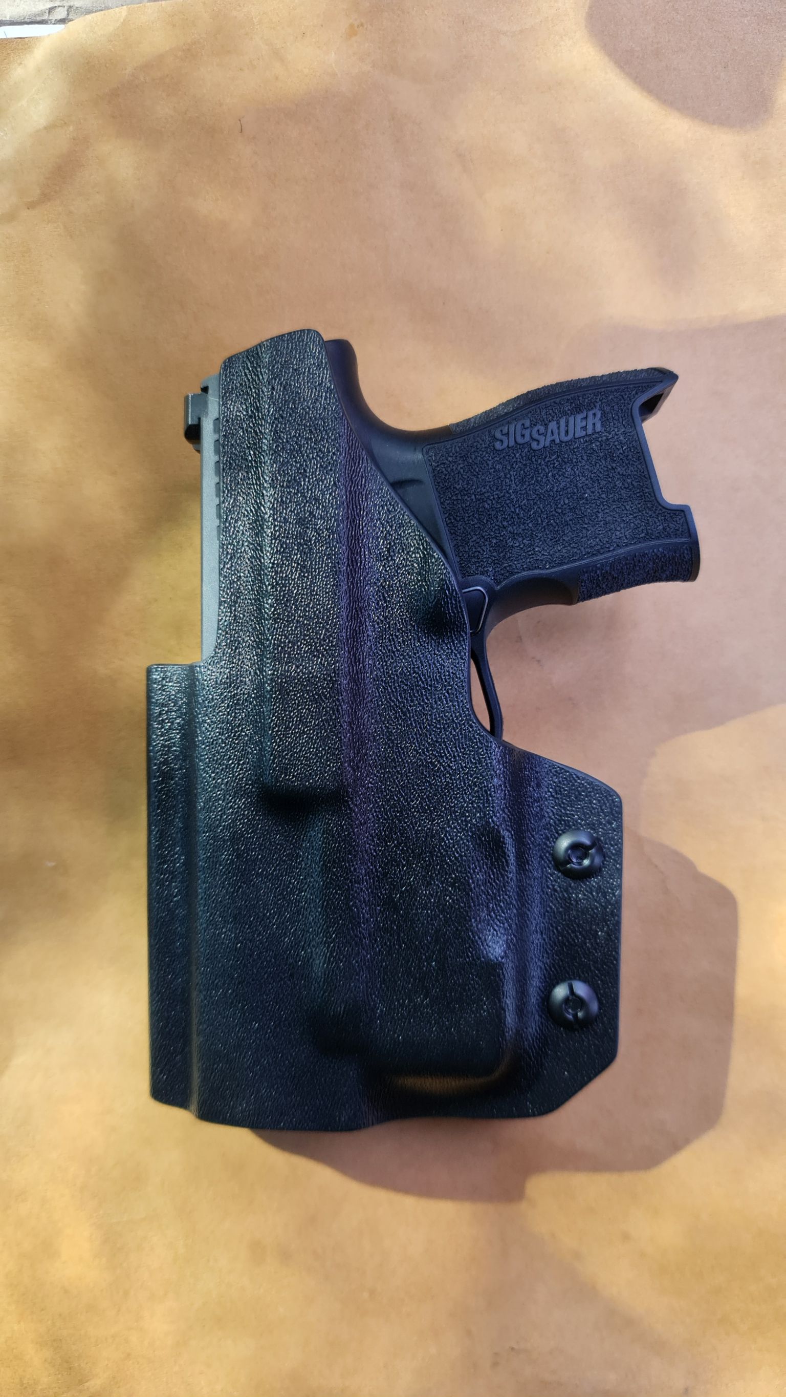 New.ไฟฉาย Warriorland SL-1 + ซองพกใน Kydex 🔺ไฟฉาย ผลิตจาก Polymer เกรดคุณภาพ 🔺ออกแบบให้ทนทานต่อแรงรีคอยด์ได้ 🔺ความสว่าง 150 Lumens 🔺ระยะส่องสว่าง 100 m. 🔺 มาตรฐานกันน้ำ IPX4 🔺 ปุ่มใช้งานได้ทั้งด้าน ซ้าย-ขวา