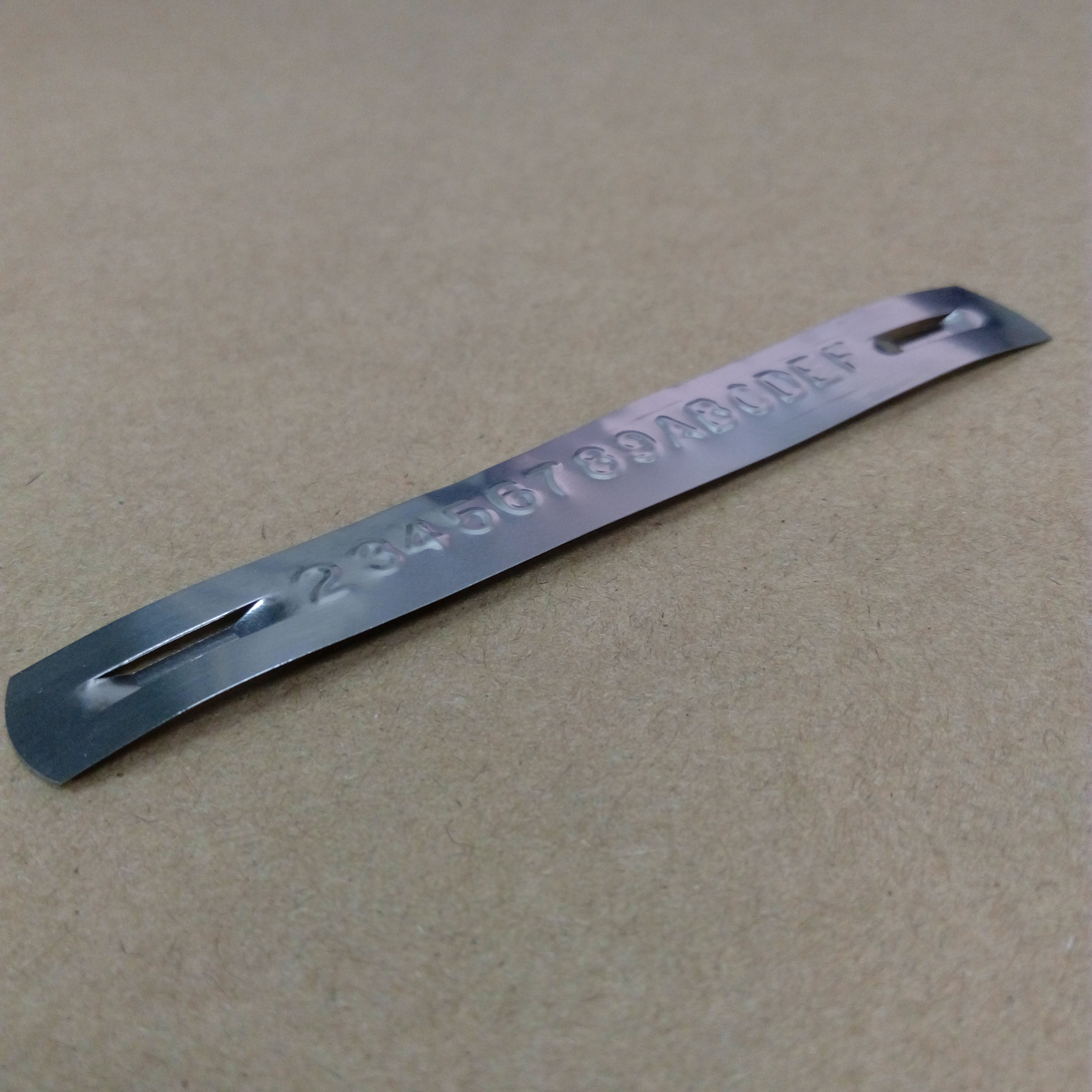 ม้วน TAG สแตนเลส 12mm*6.51m สำหรับเครื่องพิมพ์ DYMO Stainless Steal TAG EMBOSSER