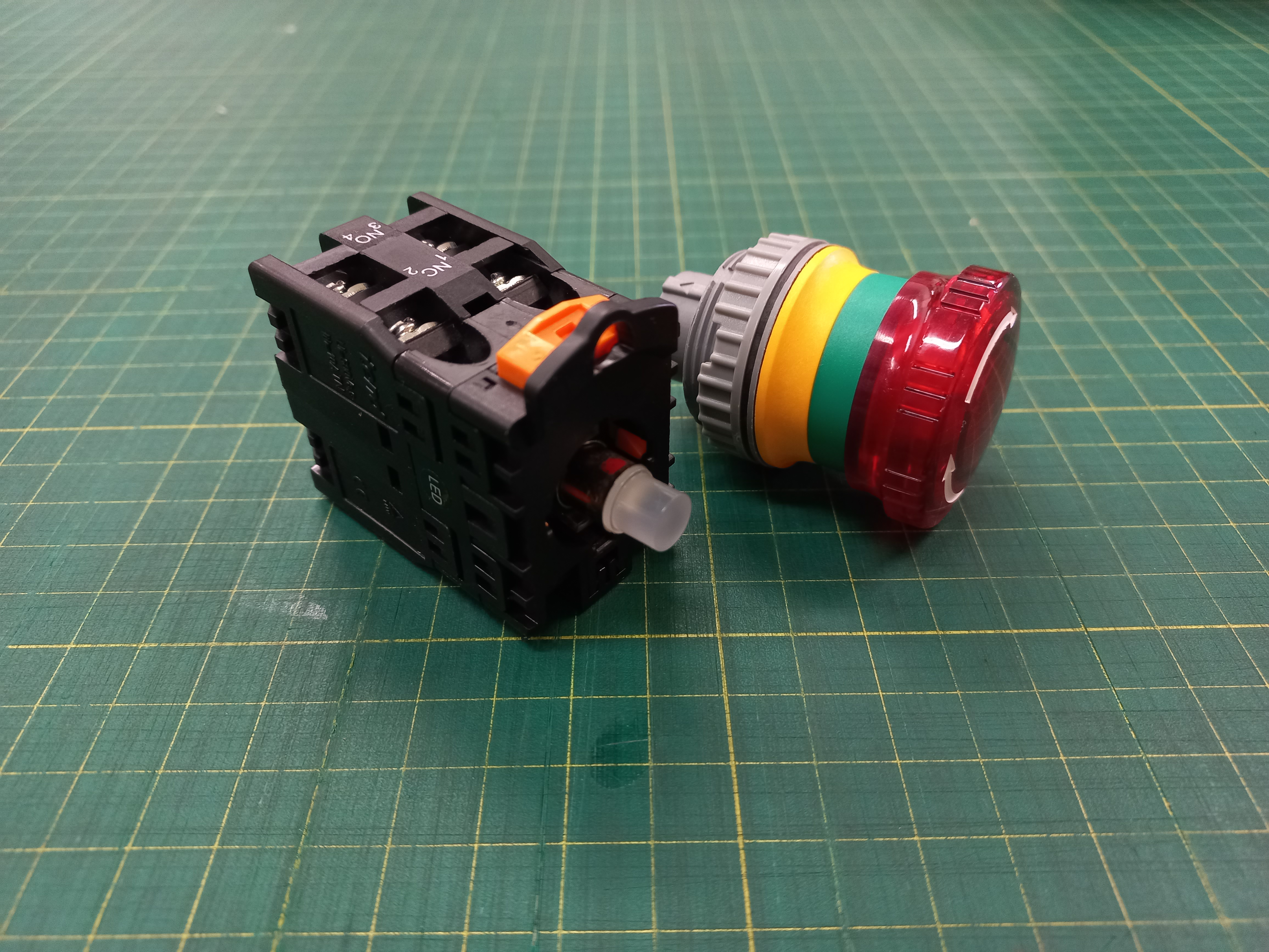 ปุ่มกดมีแลมป์ LED สีแดง Push Button Switch 1NO,1NC รู 30 mm ไฟ 24V AC/DC