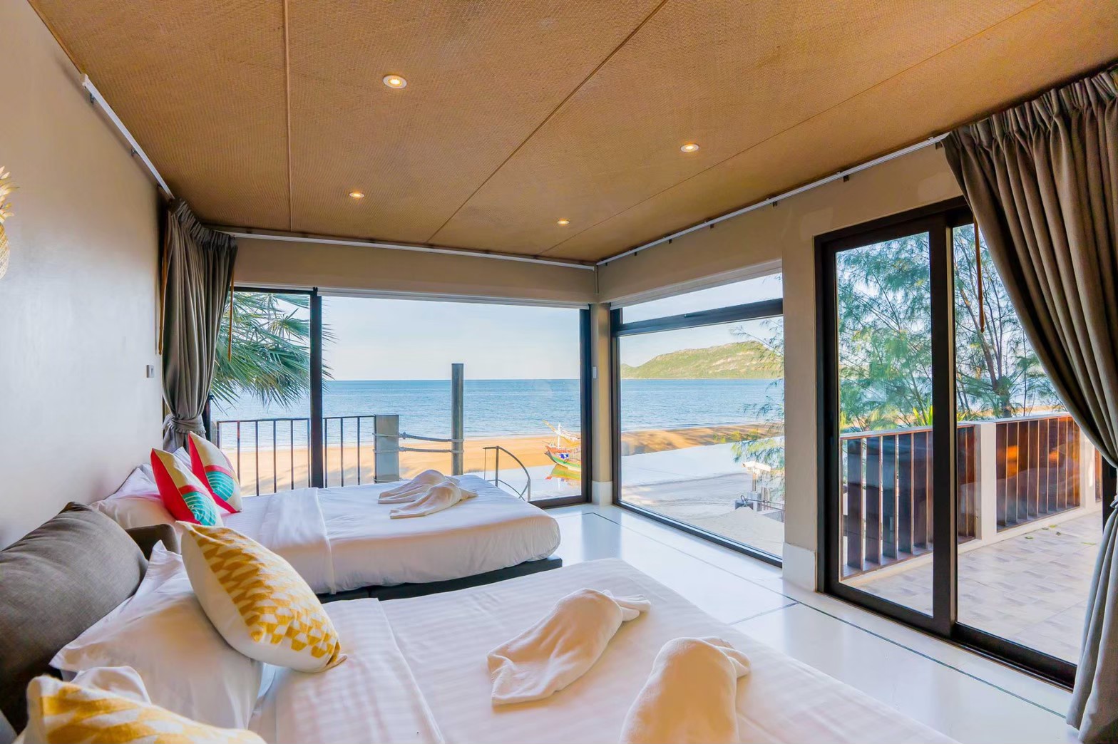 HR15064 บ้านพักติดทะเล The Ocean Beach Villa, Sam Roi Yod.