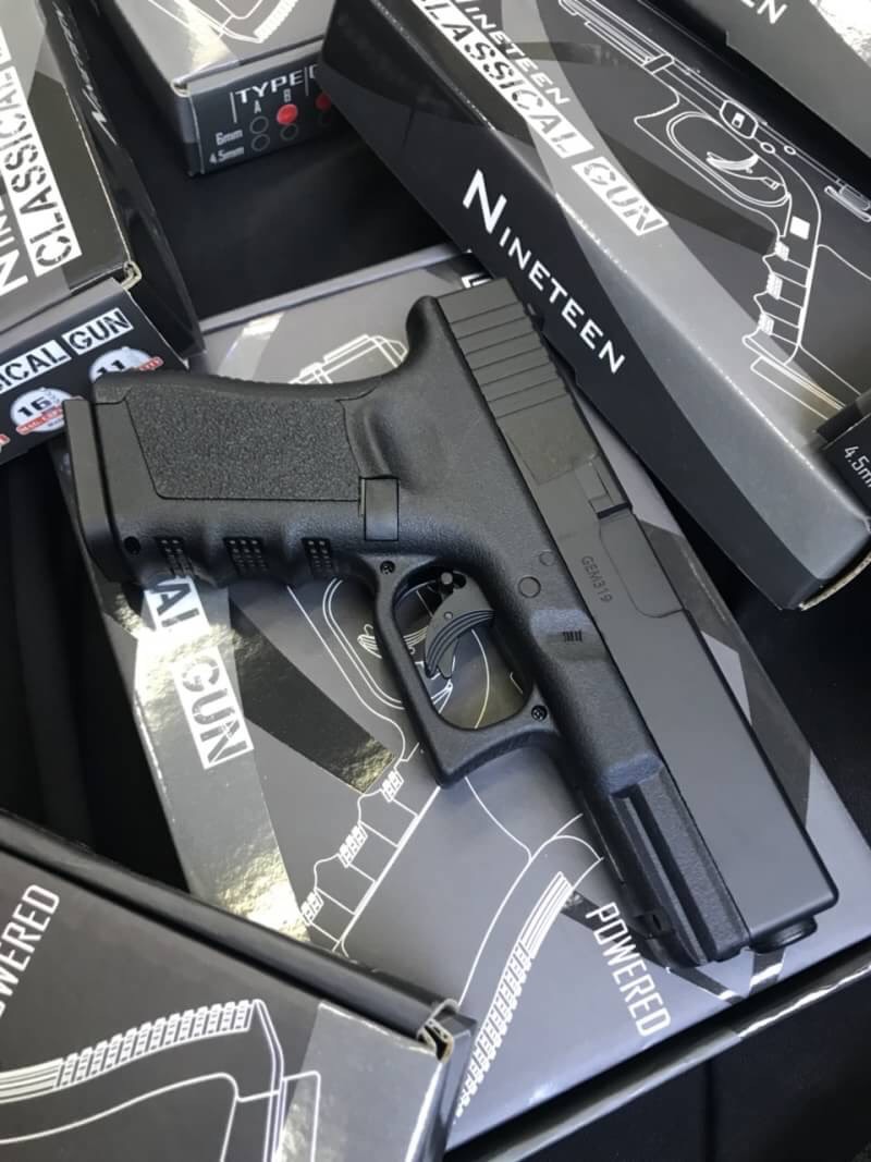 Classical Glock19 ปืนบีบีกัน ระบบแก๊ส Co2 แรง 590 fps ใช้ลูกกระสุนขนาด 6mm Classical Gun Glock19 FBI ปืนบีบีกัน ระบบแก๊สCo2 550-590 fps ใช้ลูกกระสุนขนาด 6mm ไม่มีโบวแบล็ค หรือดึงสไลค์ไม่ได้ จึงเป็นที่มาของความแรงปืน และทนทานกว่า ปืนสั้น Co2 ที่มีโบวแบล็คท