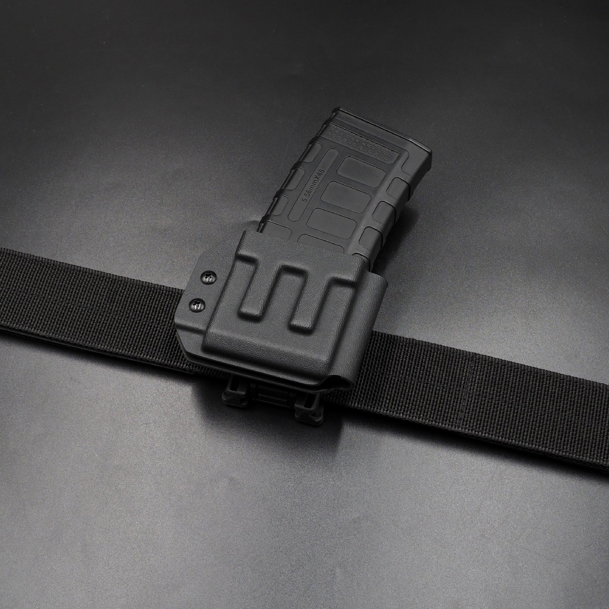 New.FogGear 5.56 Mag Holster ⭕ซองผลิตจาก Kydex เกรดคุณภาพ ⭕ช่องสำหรับใส่แม็ก 5.56 * 1 ⭕มีขากระเดื่องสำหรับปรับความกระชับ ⭕ขากระเดื่องถอดได้ ใส่ลูกยางแทนที่ได้ ⭕ตัวล็อค Teklok ปรับระดับเข็มขัดได้สูงสุด 2.4" ⭕ Teklok สามารถปรับองศาในการใช้งานได้