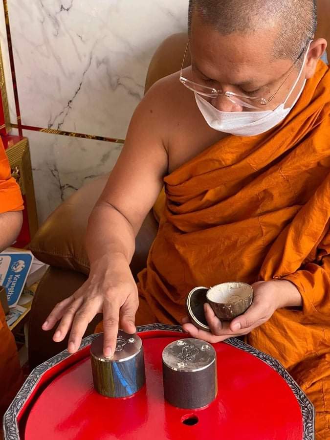 หลวงพ่อปลดหนี้ วัดพระธาตุวาโย เนื้อทองฝาบาตรลงยา